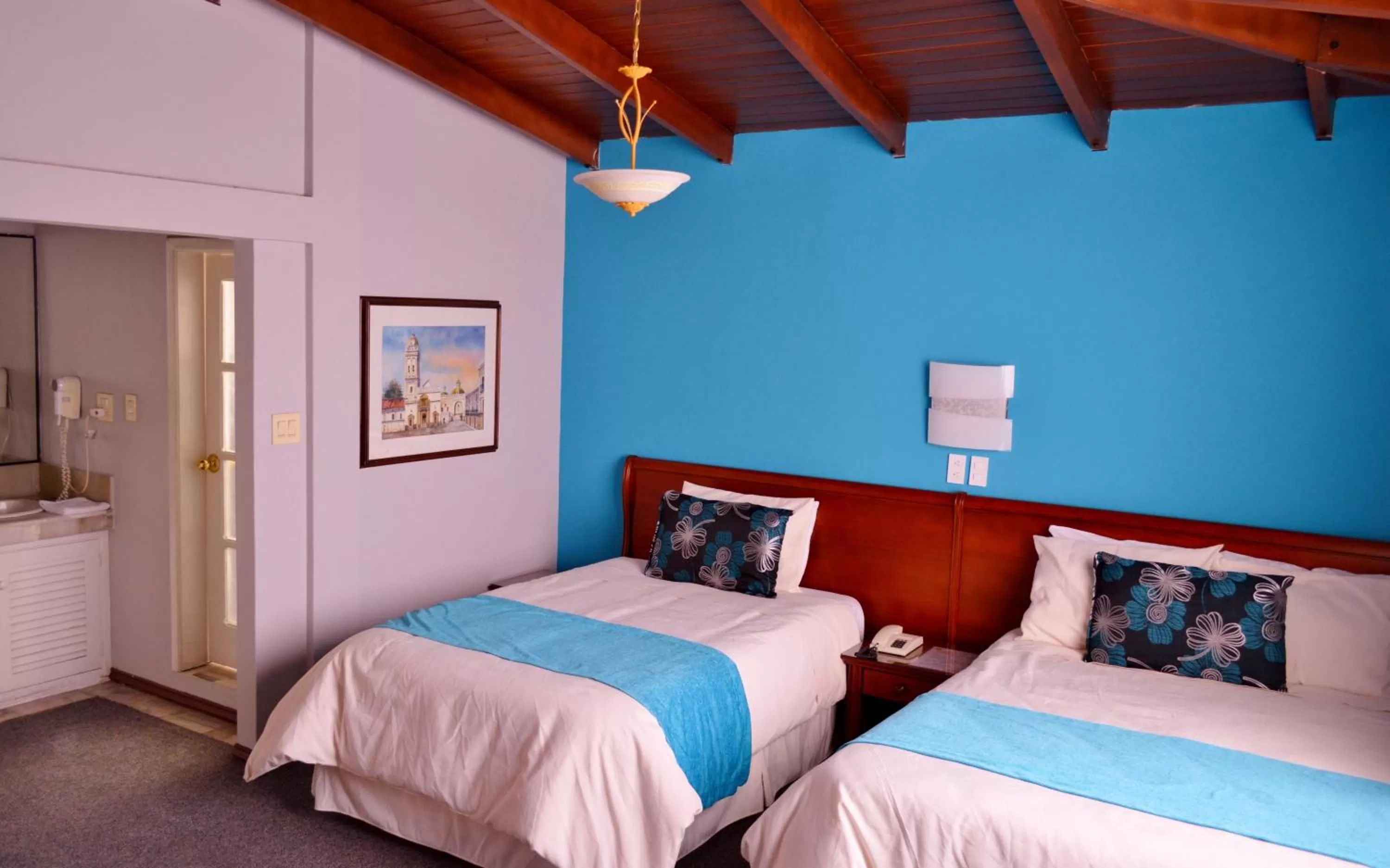 Photo of the whole room, Bed in La Carolina Inn