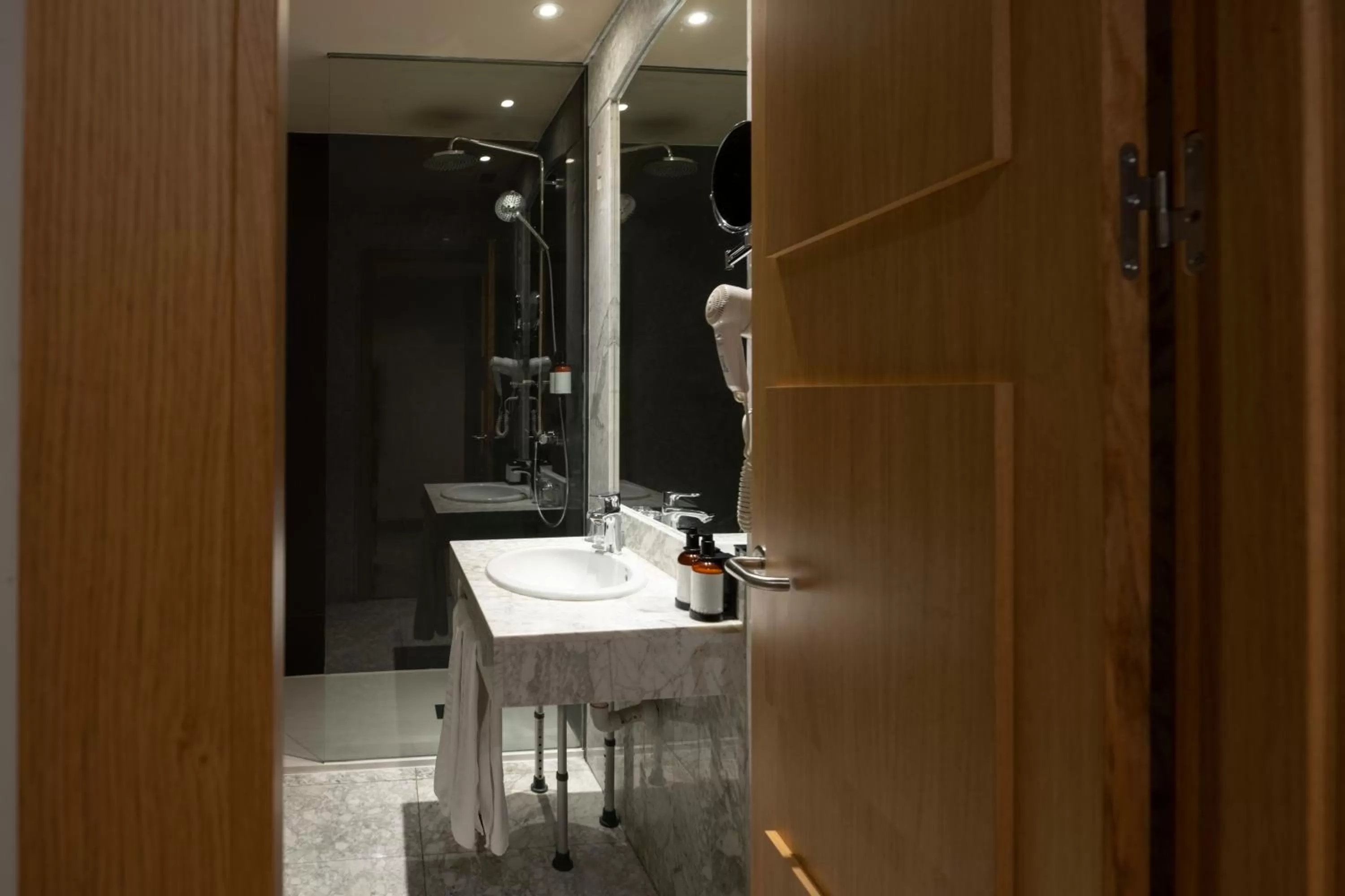 Bathroom in Barceló León Conde Luna