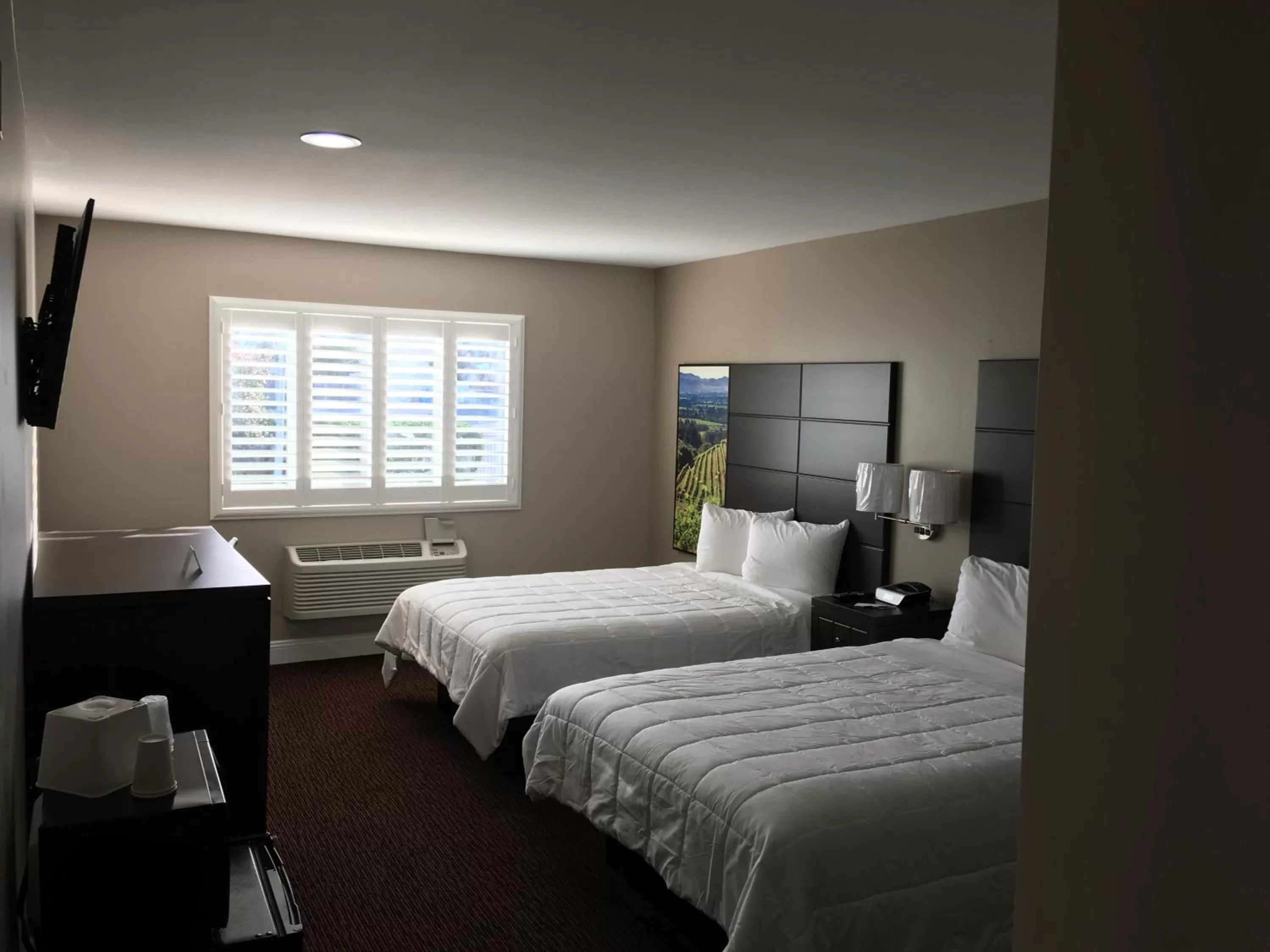 Photo of the whole room, Bed in Vallejo Inn