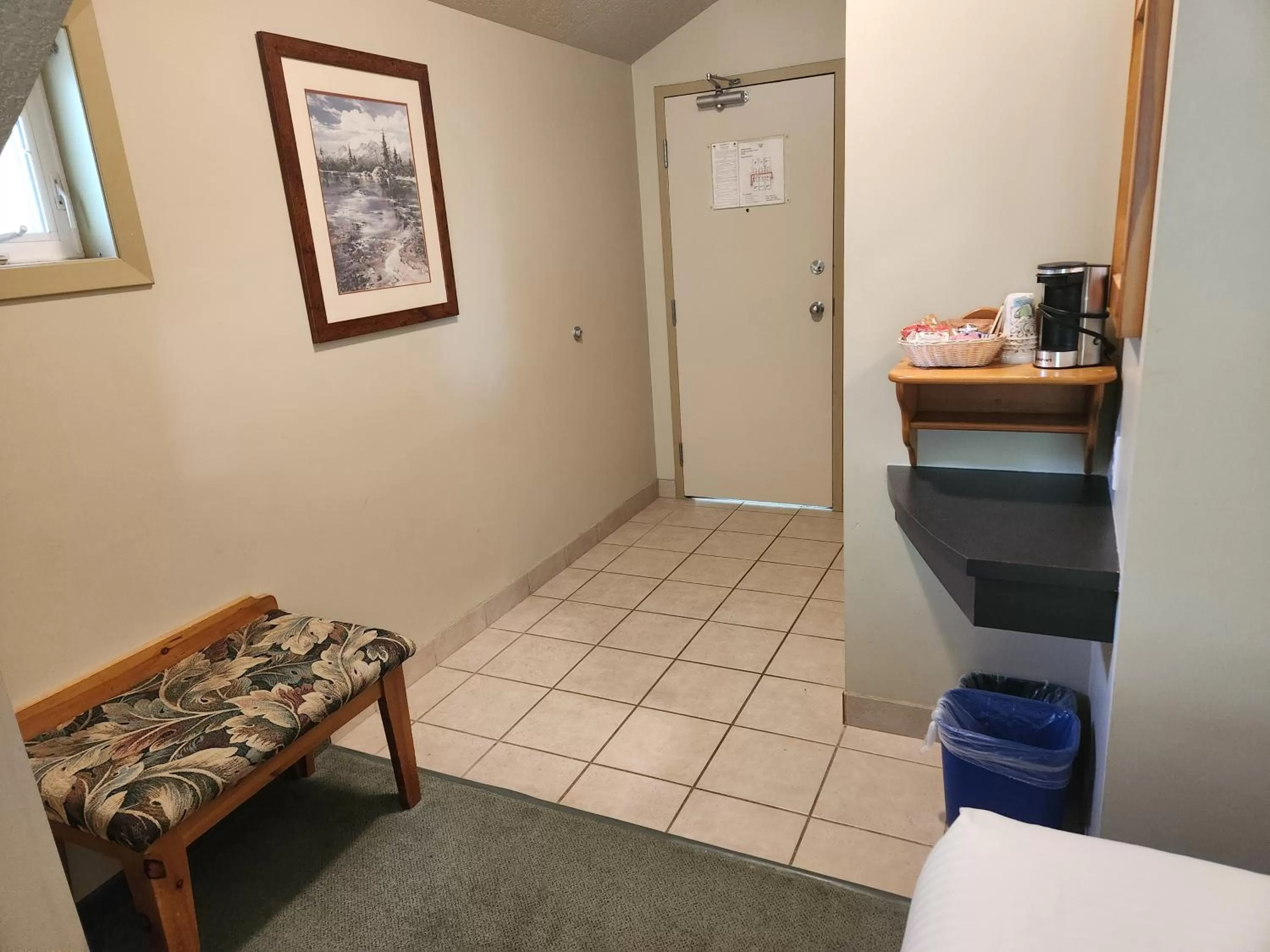 Coffee/tea facilities, Bed in Waterton Lakes Lodge Resort