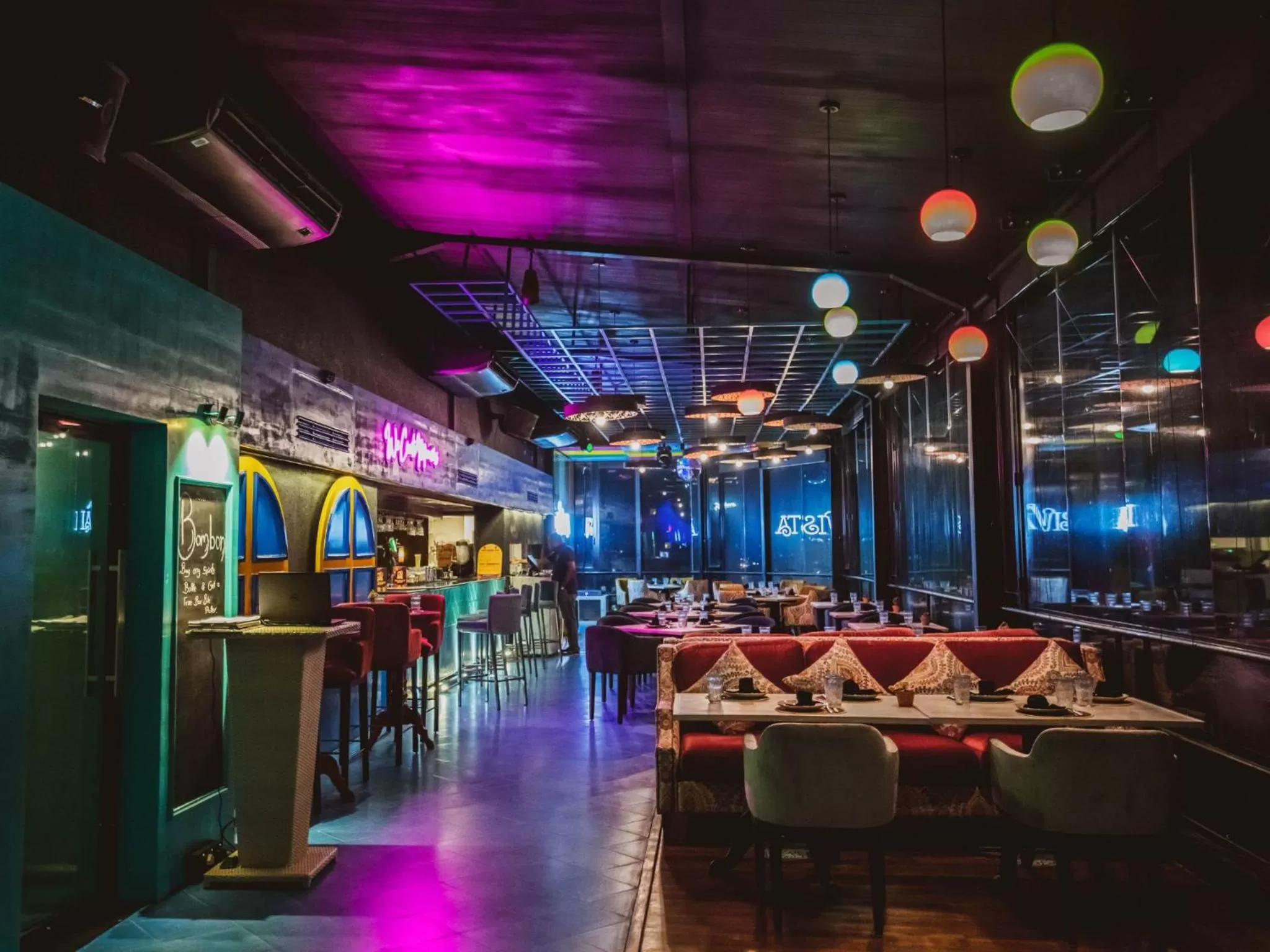 Lounge or bar in The Ocean Colombo - Guaranteed Sea View Rooms