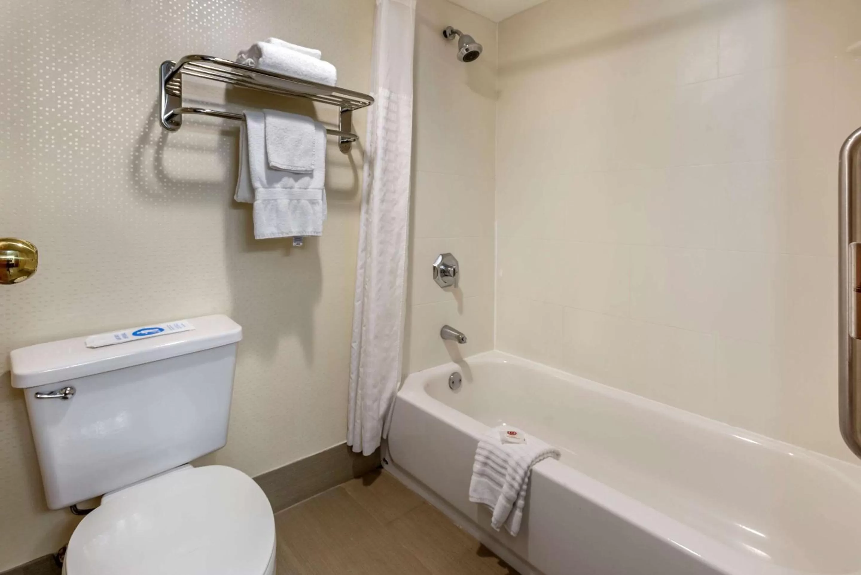 Bathroom in Comfort Inn West Hazleton