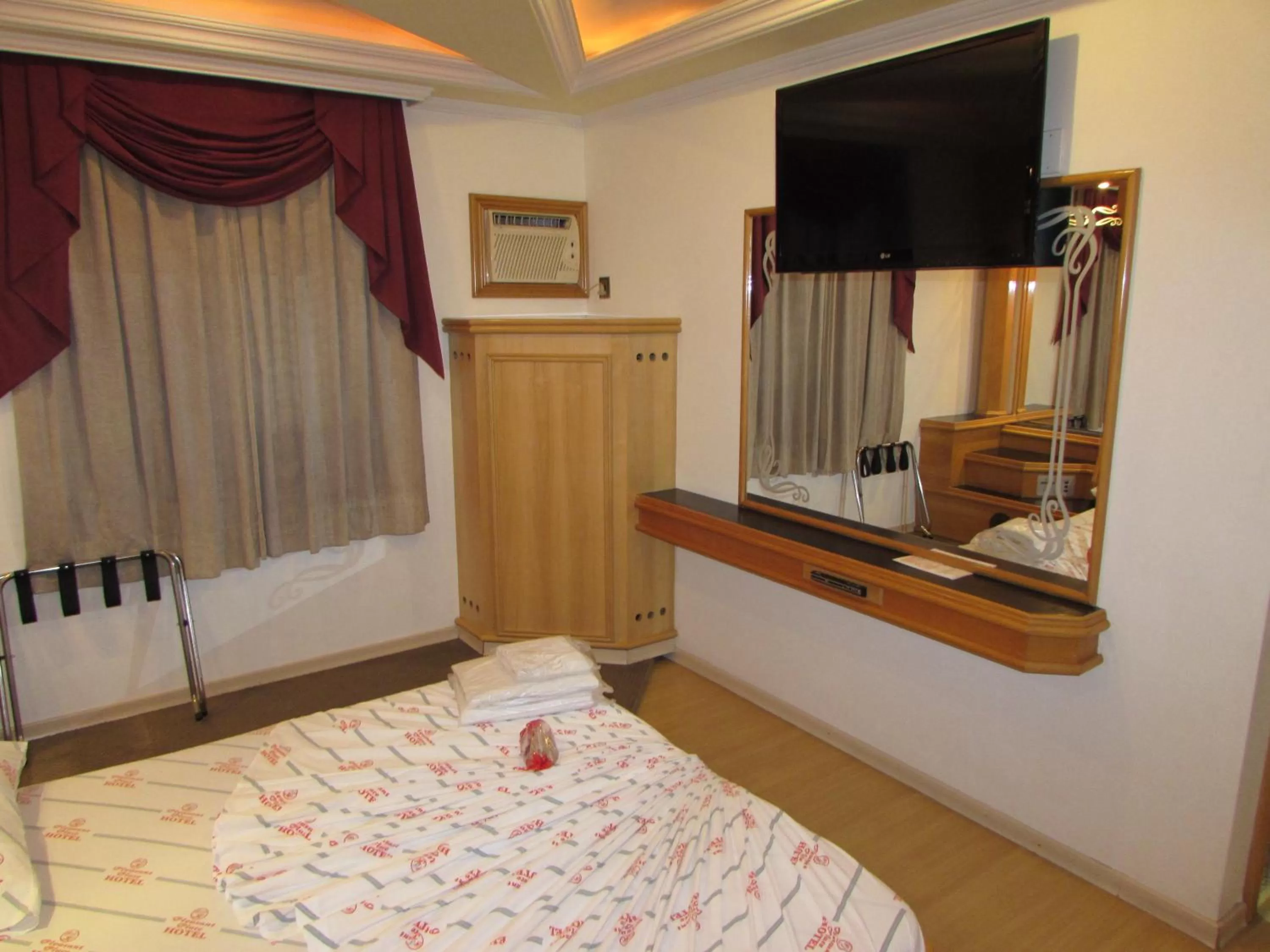 Bedroom, TV/Entertainment Center in Pleasant Place Hotel