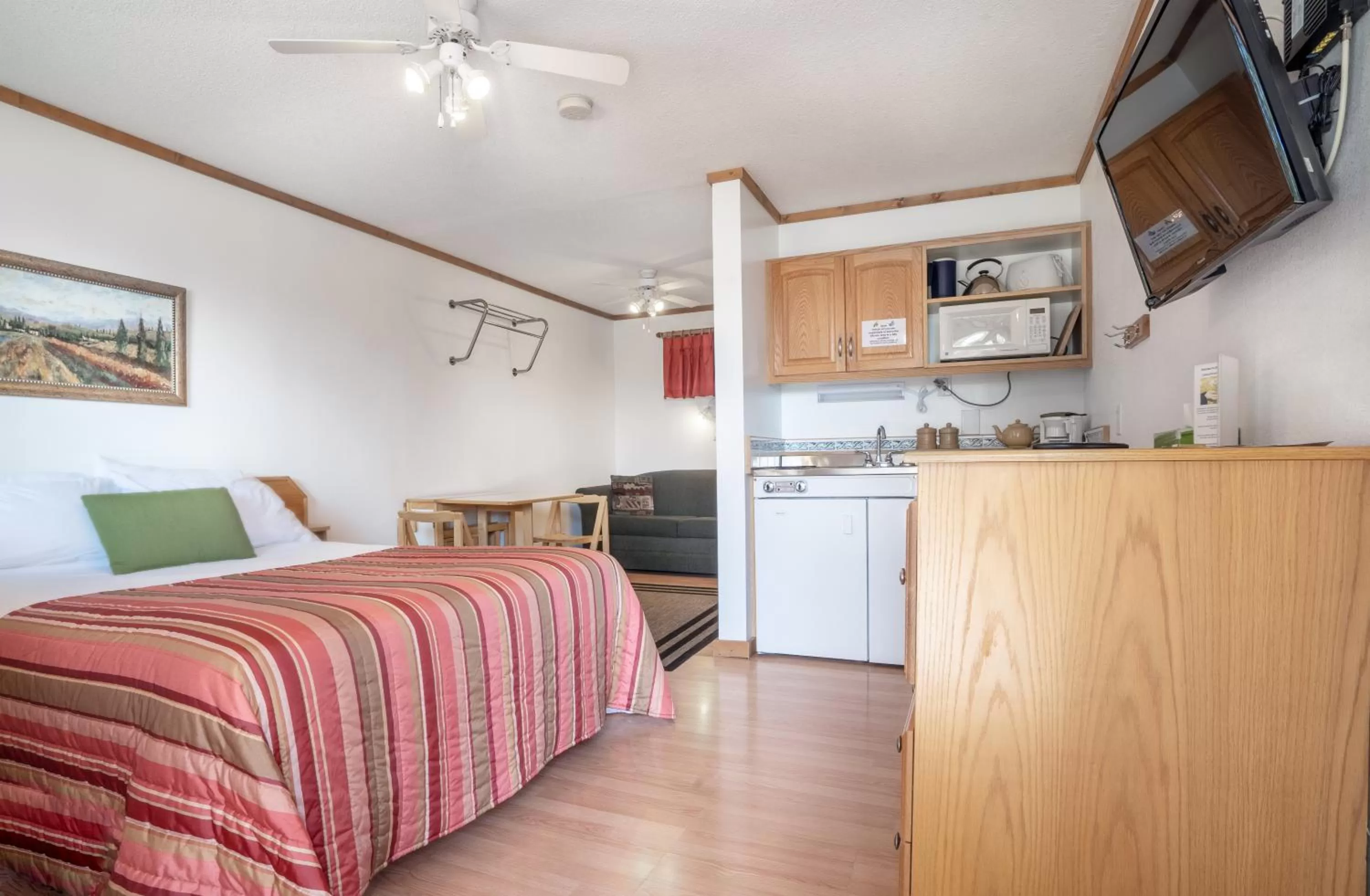 Kitchen or kitchenette, Bed in Gateway Motel