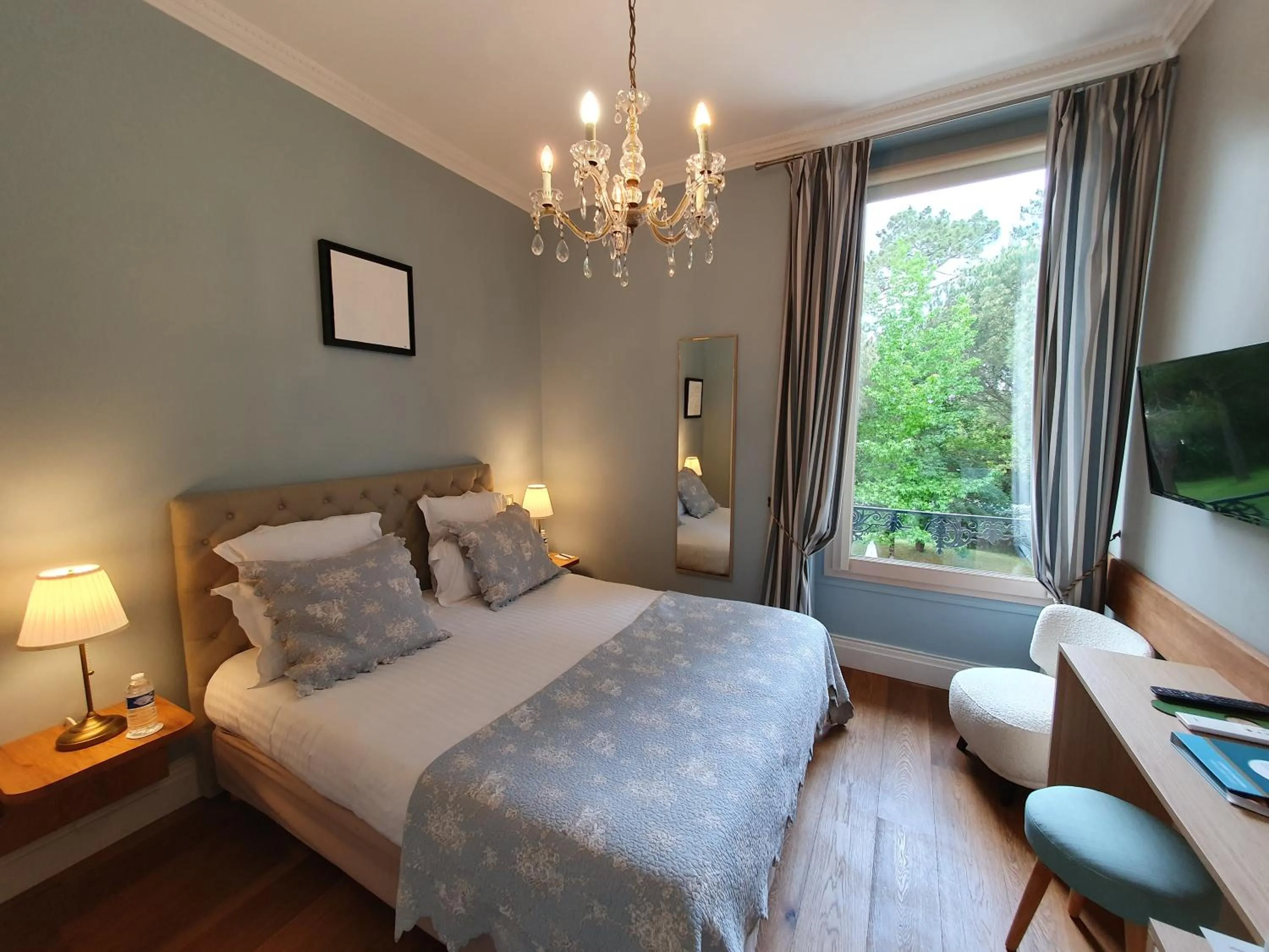 Property building, Bed in Hôtel The Originals Résidence de Rohan (EX RELAIS DU SILENCE)