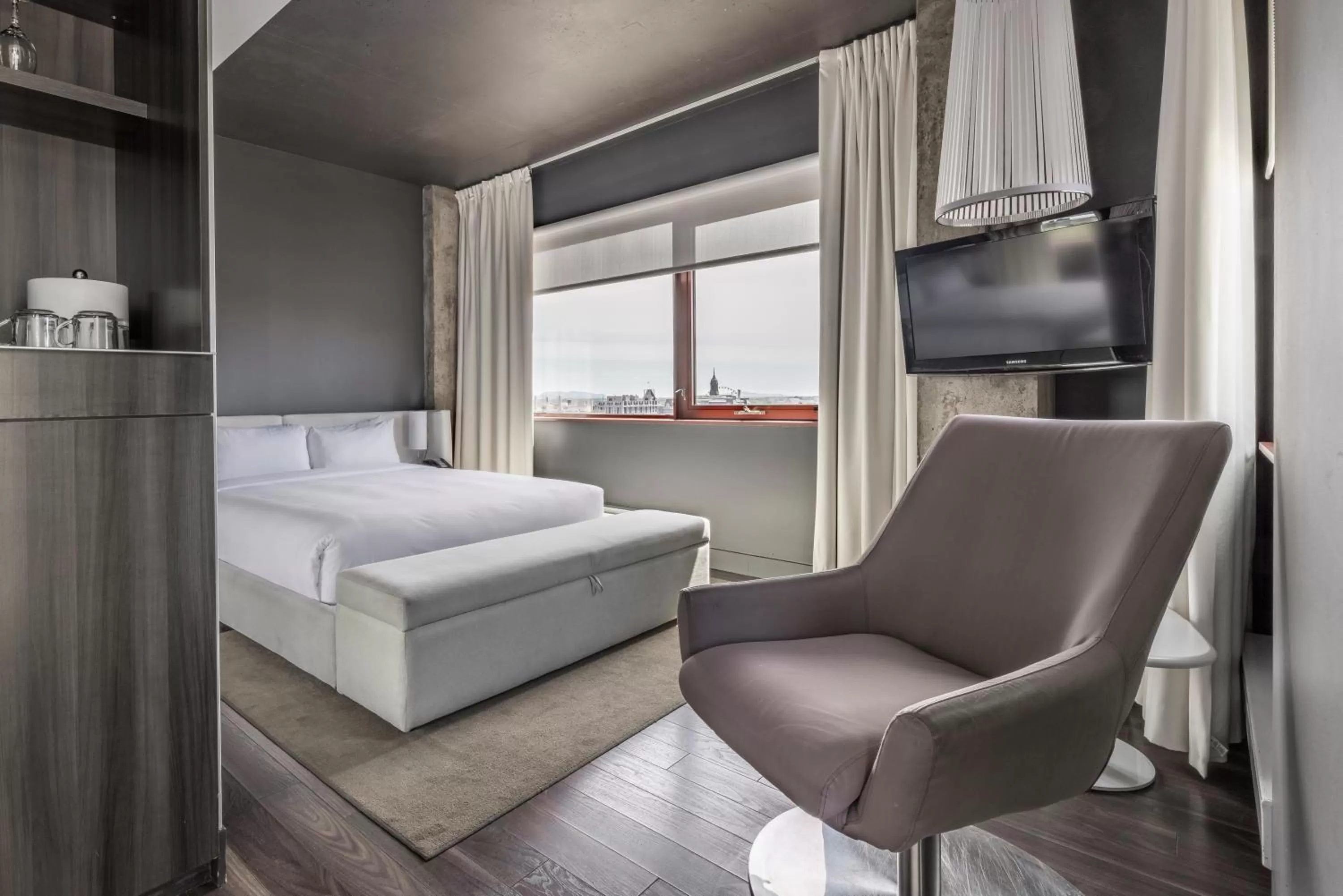 Photo of the whole room, Bed in Hotel Zero 1 Montreal