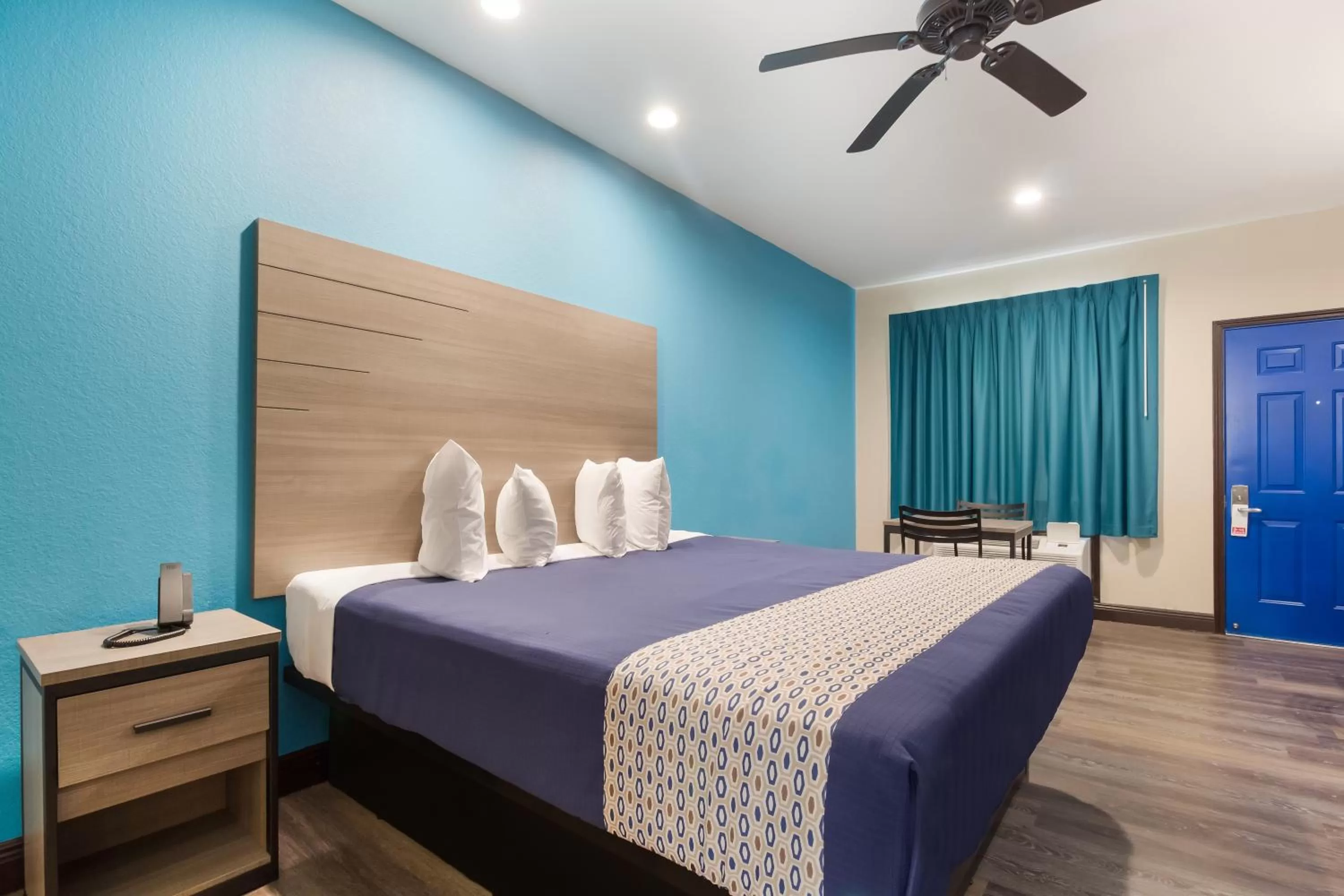 Bed in Scottish Inns & Suites Hitchcock-Santa Fe