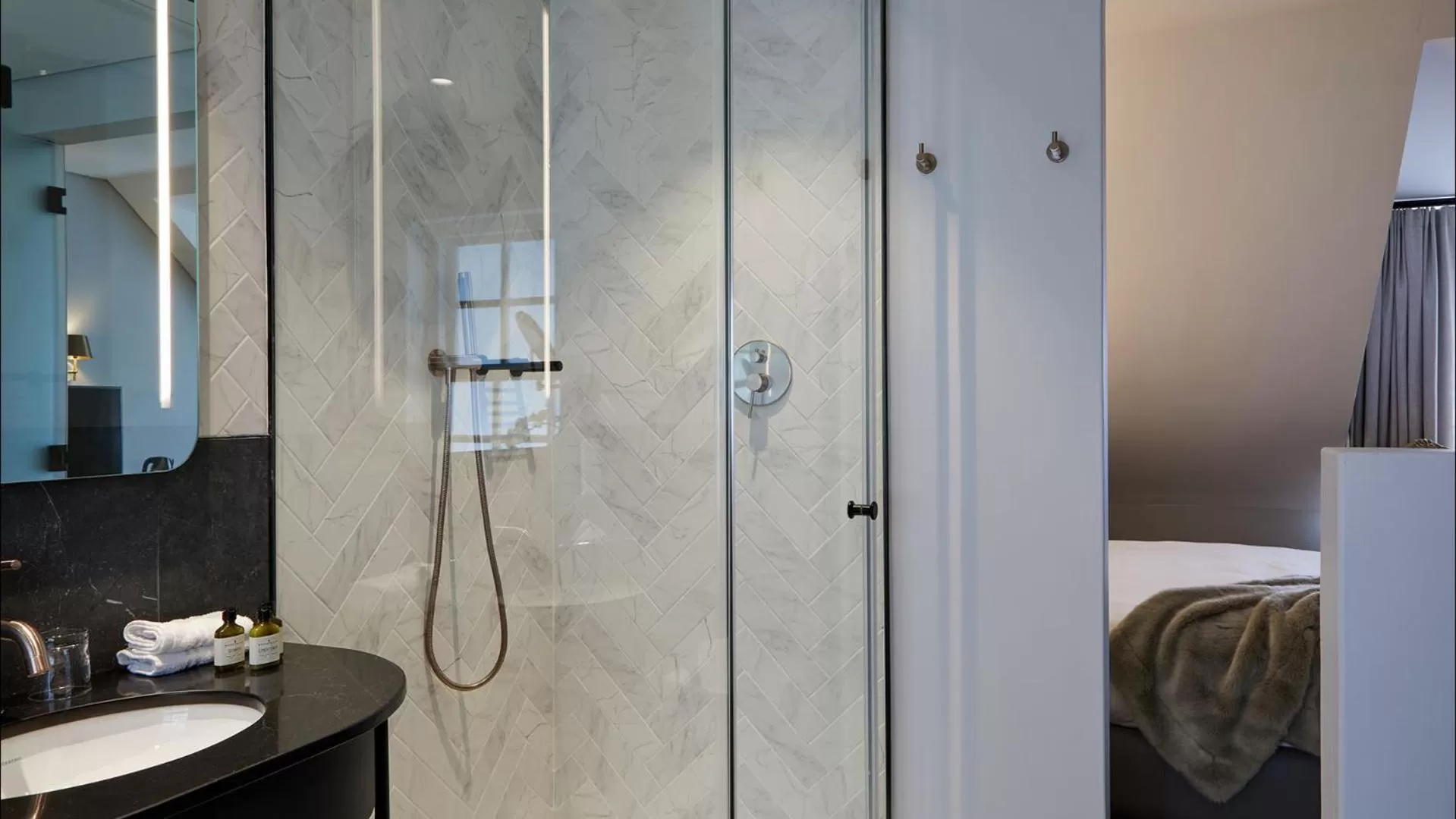 Shower, Bed in The Winchester Hotel by NEWMARK