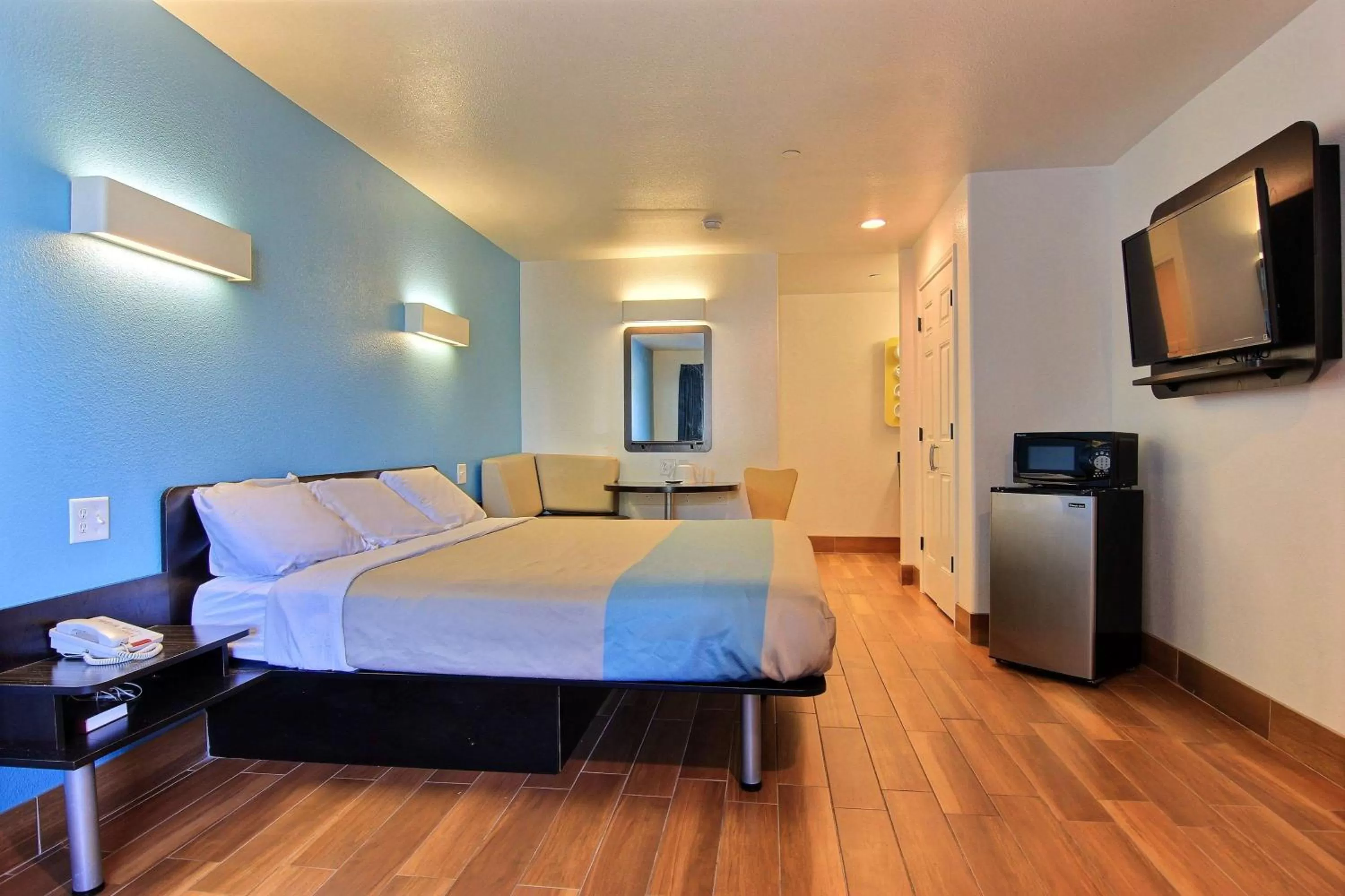 Photo of the whole room, Bed in Motel 6-Rockport, TX