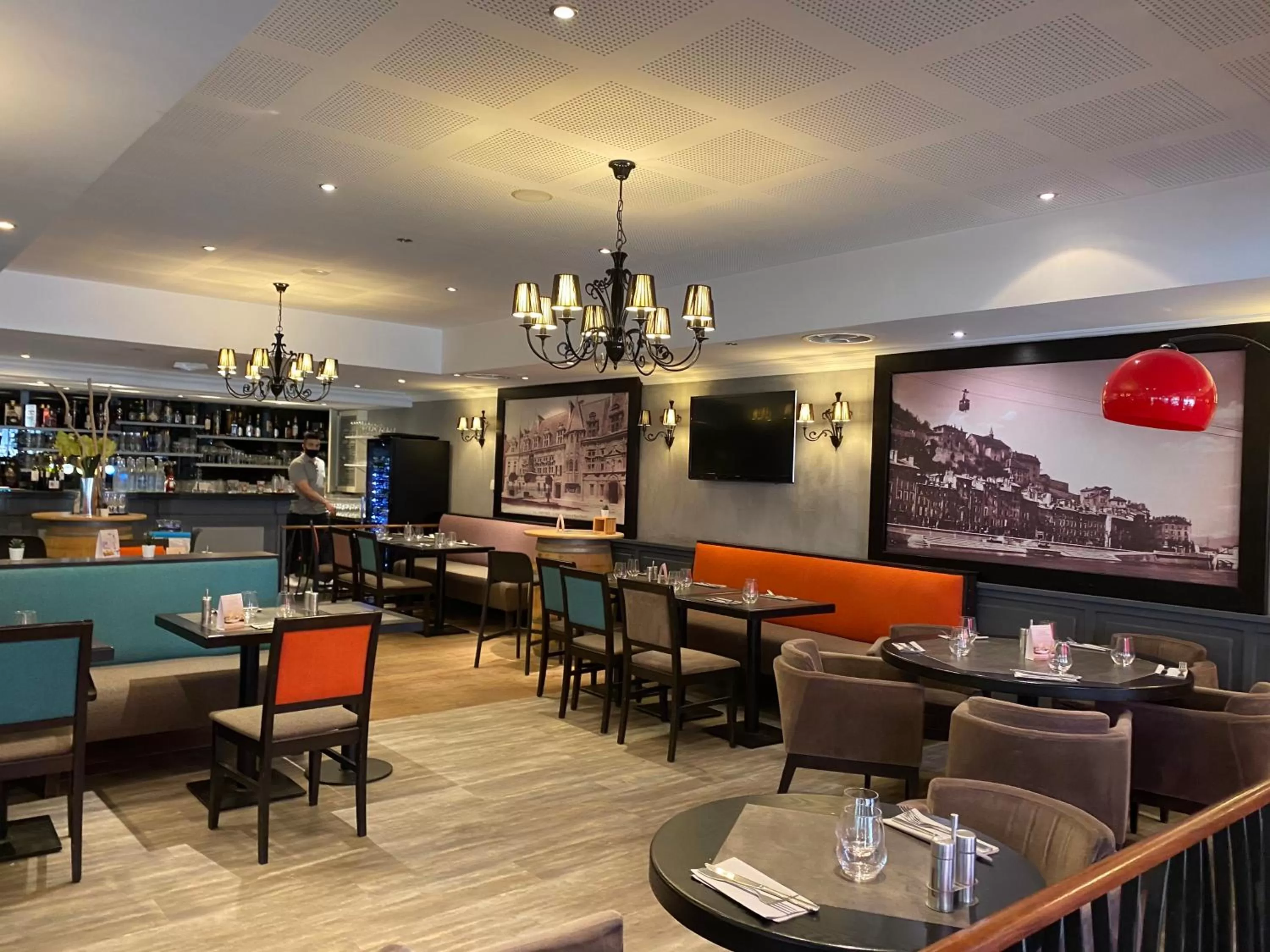 Restaurant/places to eat in Hotel Europole