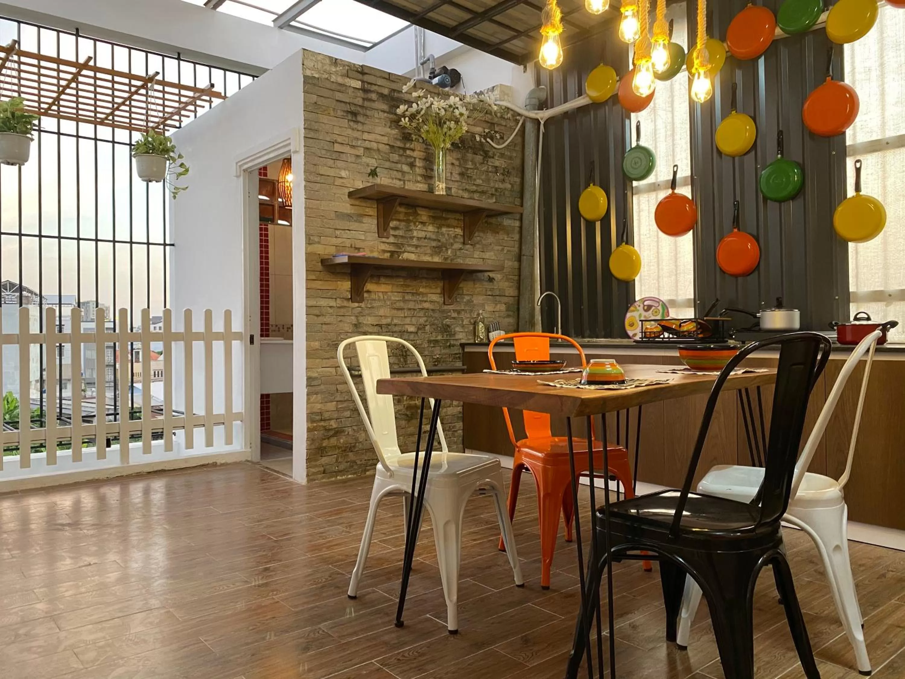 Restaurant/Places to Eat in Emerald Boutique Stay 2