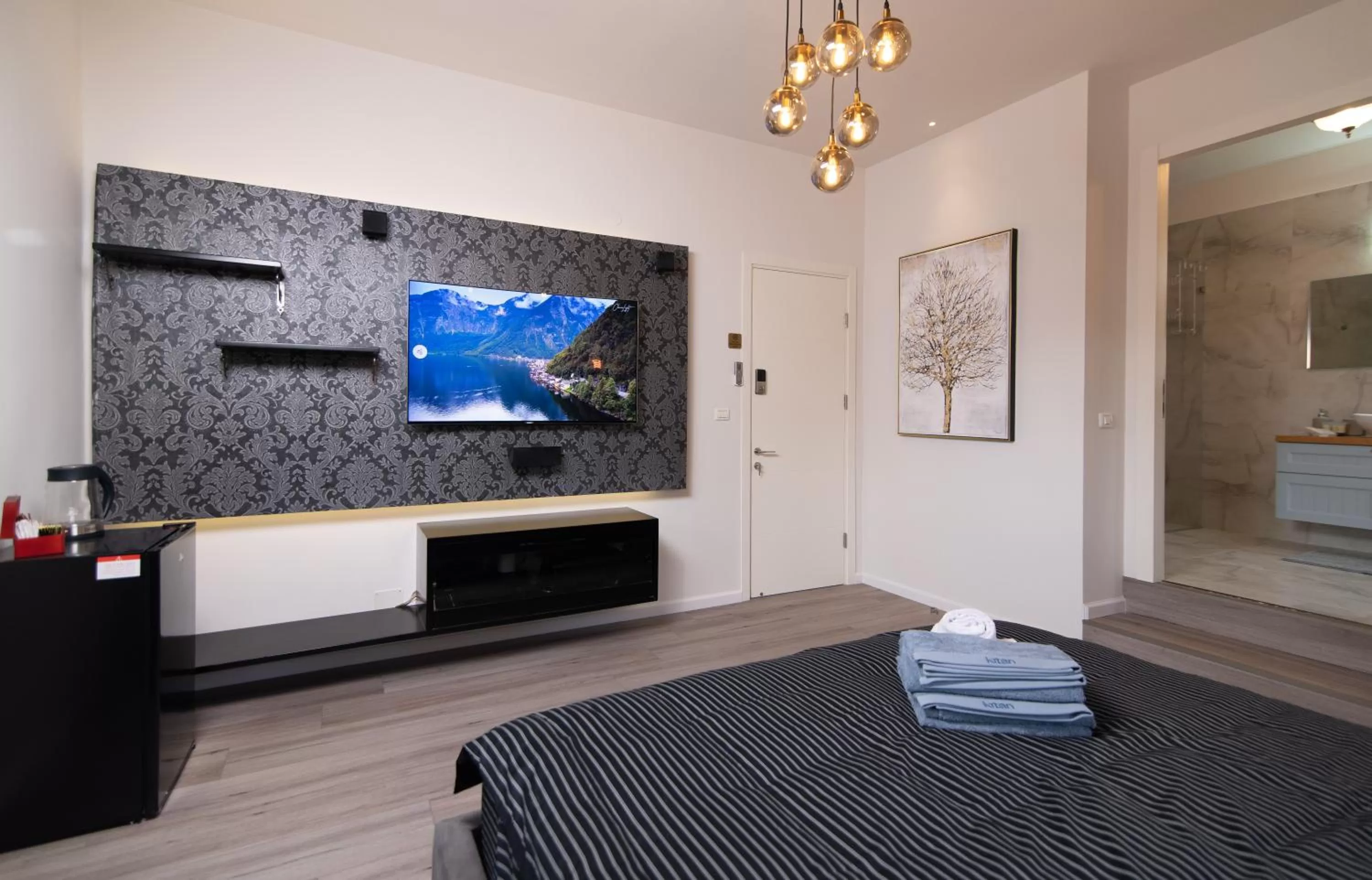 Communal lounge/ TV room, Bed in King's bed - Stay Royal and Stylish Bahai's Garden