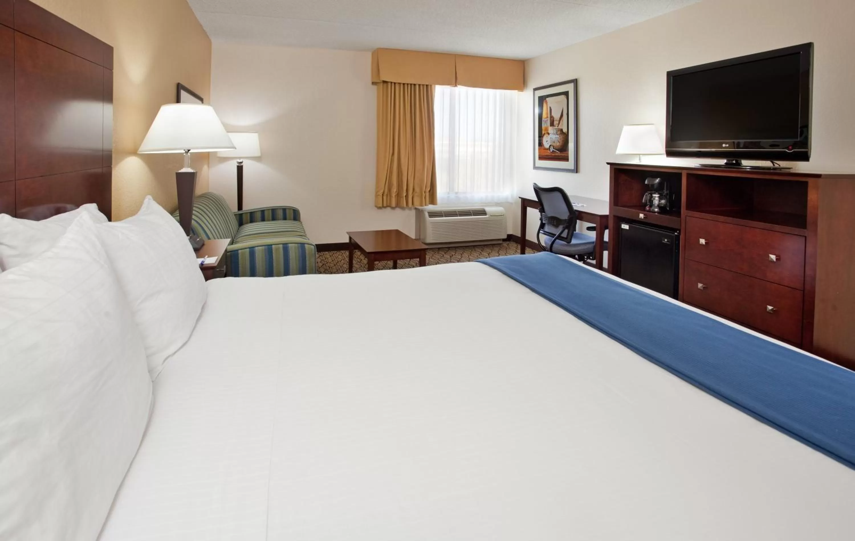 Photo of the whole room, Bed in Holiday Inn Express Scottsdale North by IHG