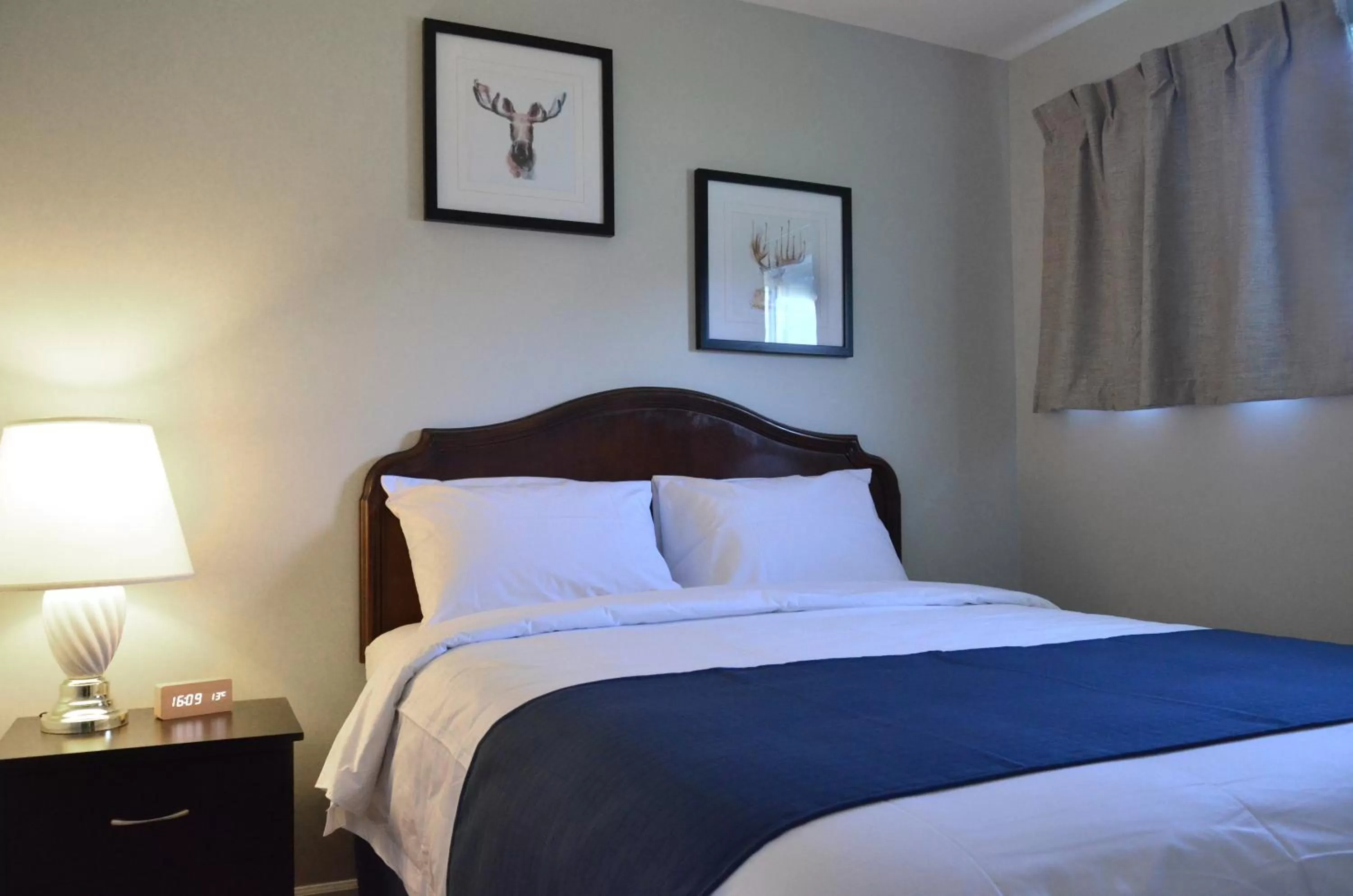 Bed in Knights Inn Merritt