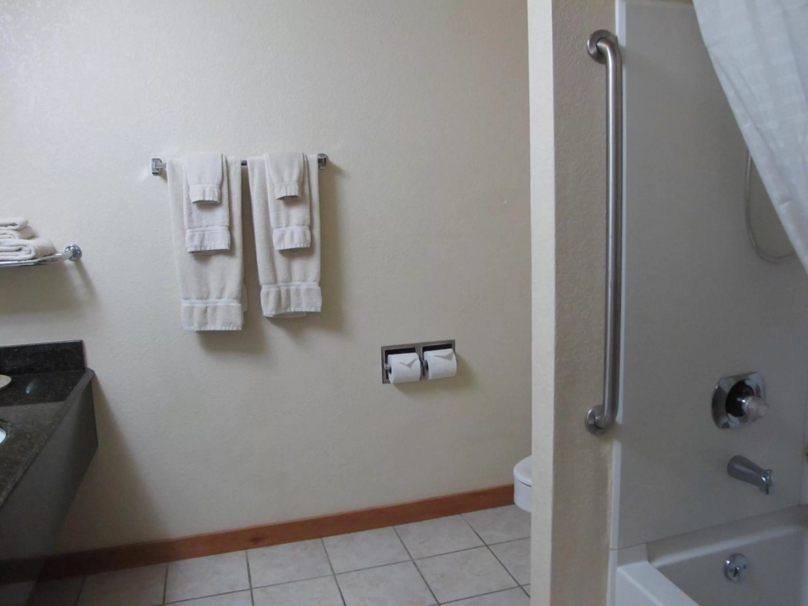 Queen Room with Bathtub - Disability Access in Best Western Lake Lucille Inn
