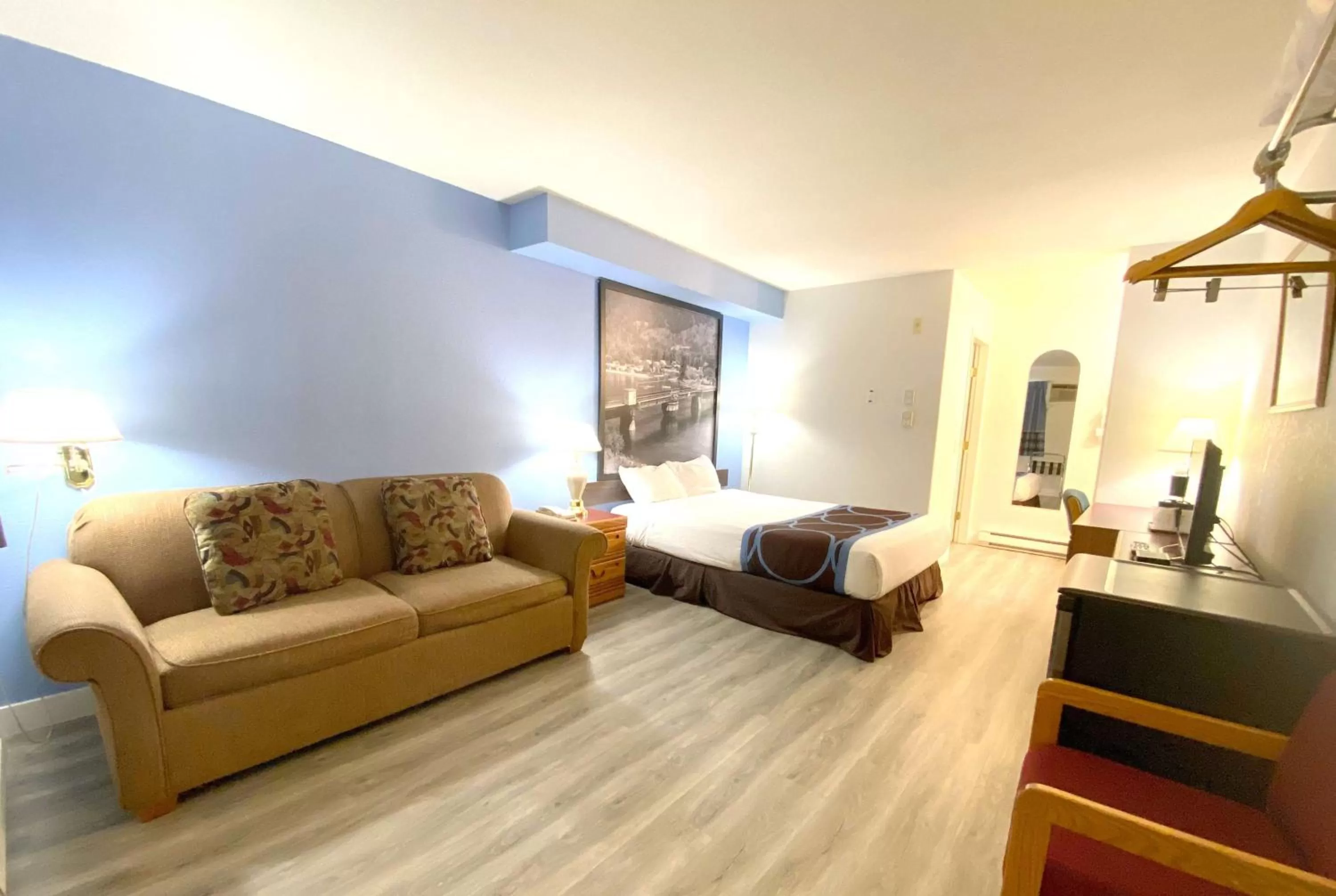 Photo of the whole room, Bed in Super 8 by Wyndham Sicamous