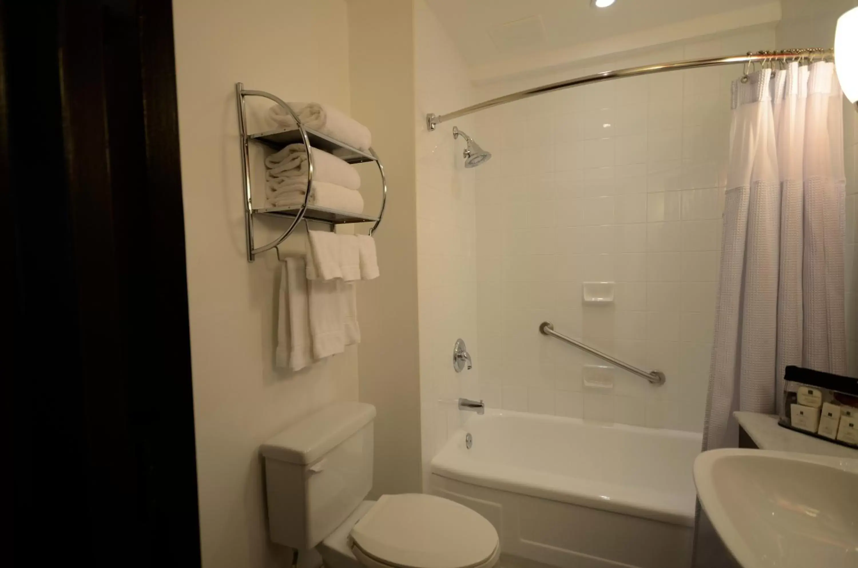 Queen Room with Bathtub - Mobility/Hearing Accessible - Non-Smoking in Armon Plaza Montreal Airpt, Trademark Collection by Wyndham Queen Room with Bathtub - Mobility/Hearing Accessible - Non-Smoking in Armon Plaza Montreal Airpt, Trademark Collection by Wyndham