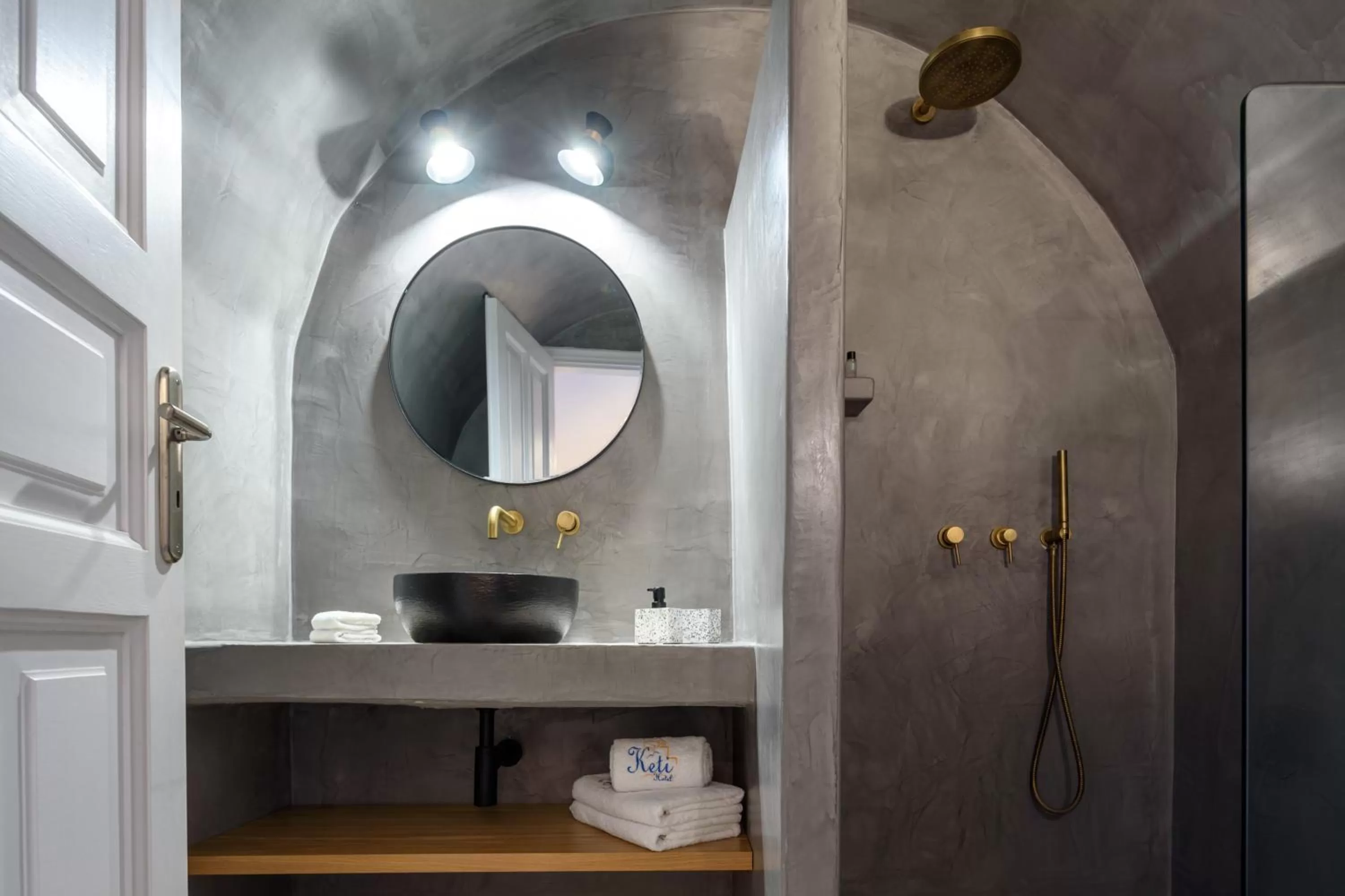 Bathroom in Keti Hotel