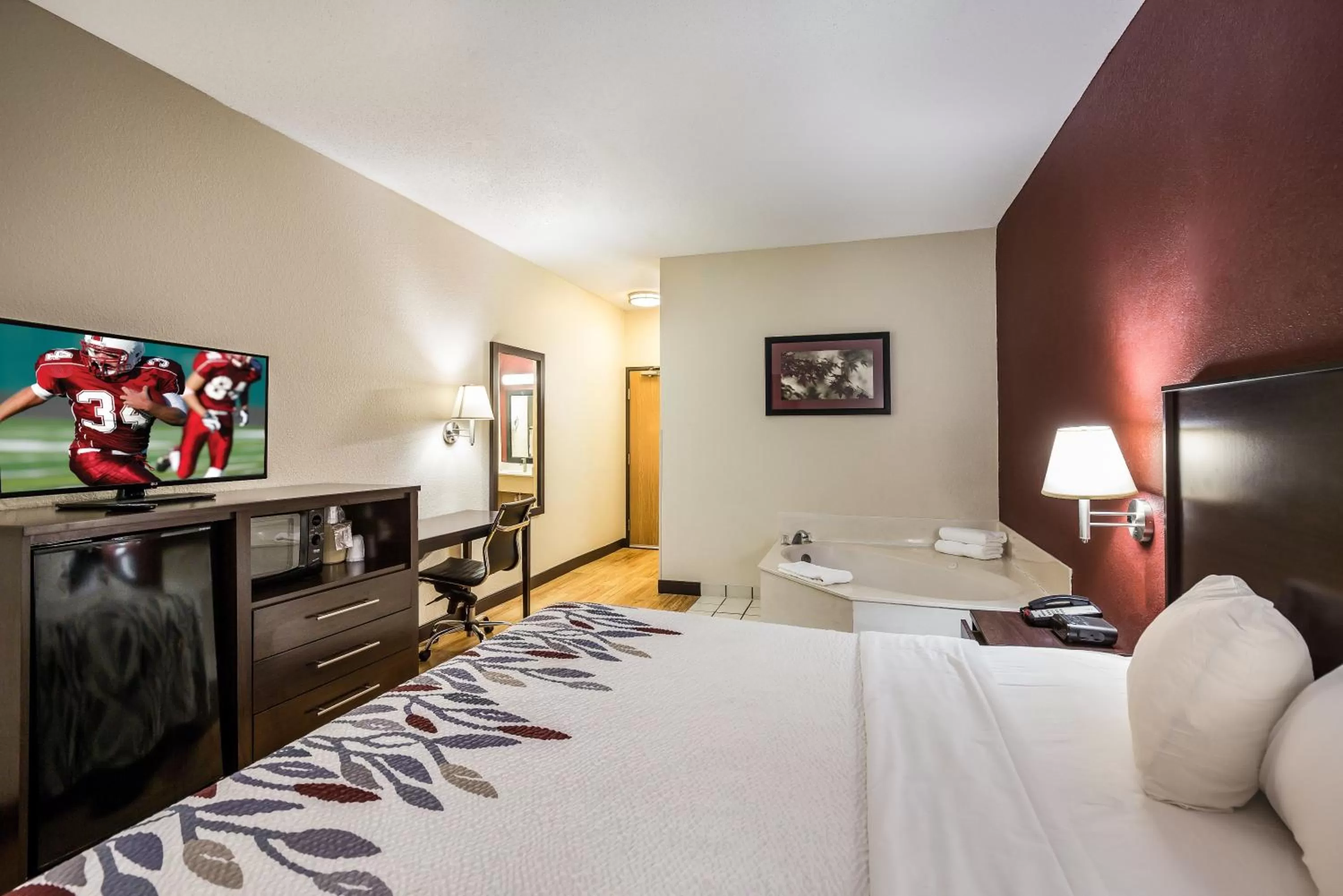 Photo of the whole room, Bed in Red Roof Inn St Louis - Troy, IL