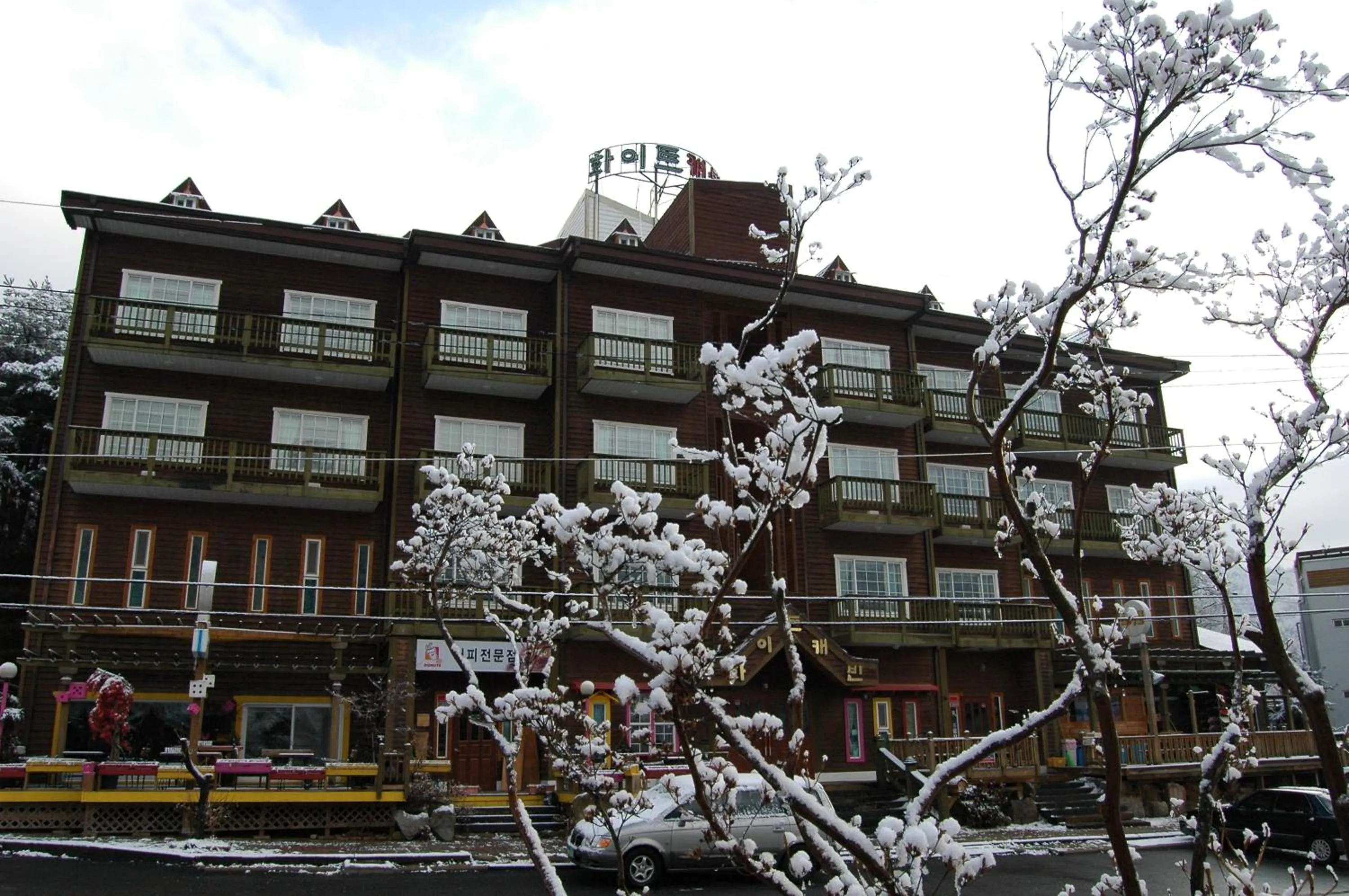 Facade/entrance in White Cabin