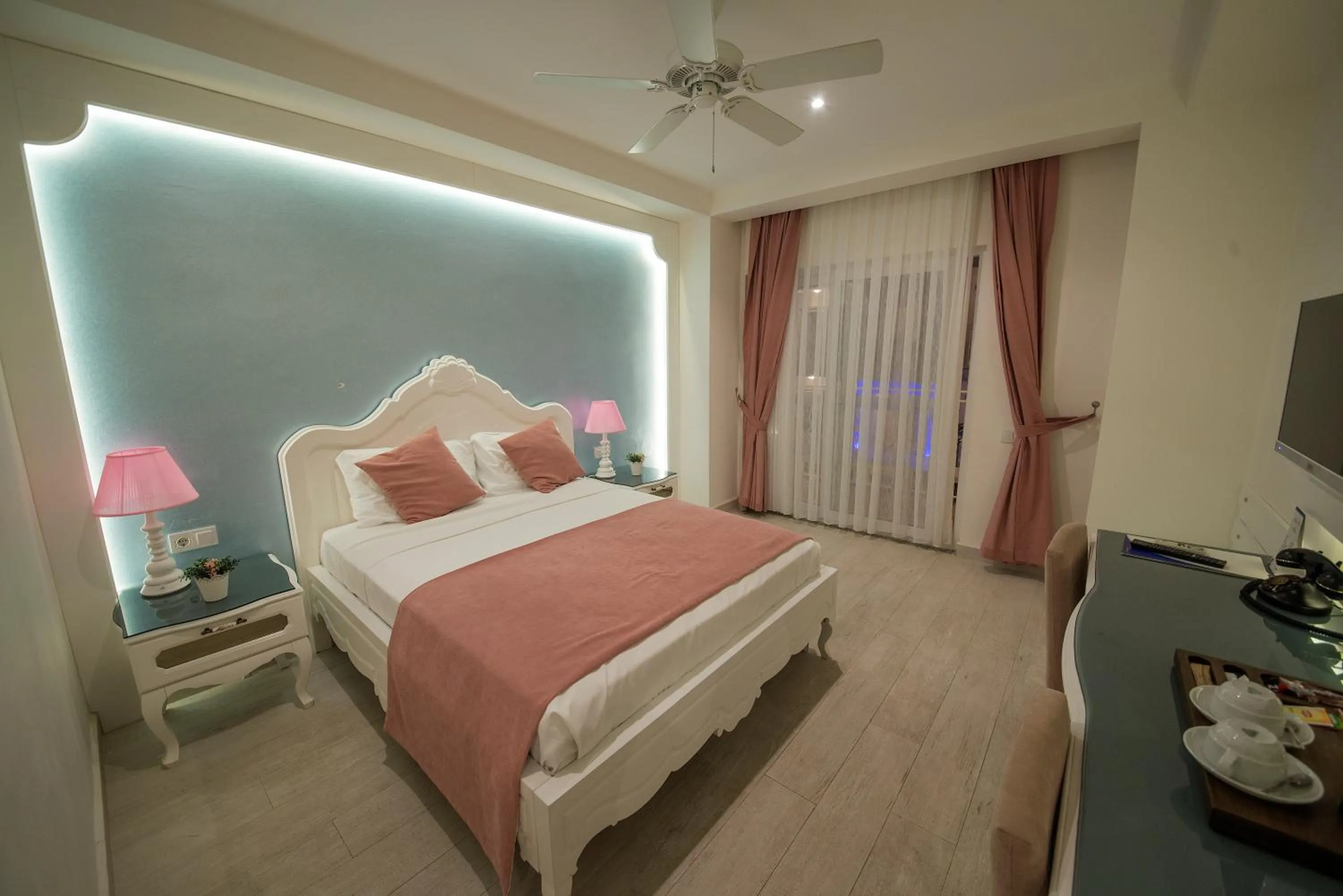 Photo of the whole room, Bed in Montebello Deluxe Hotel