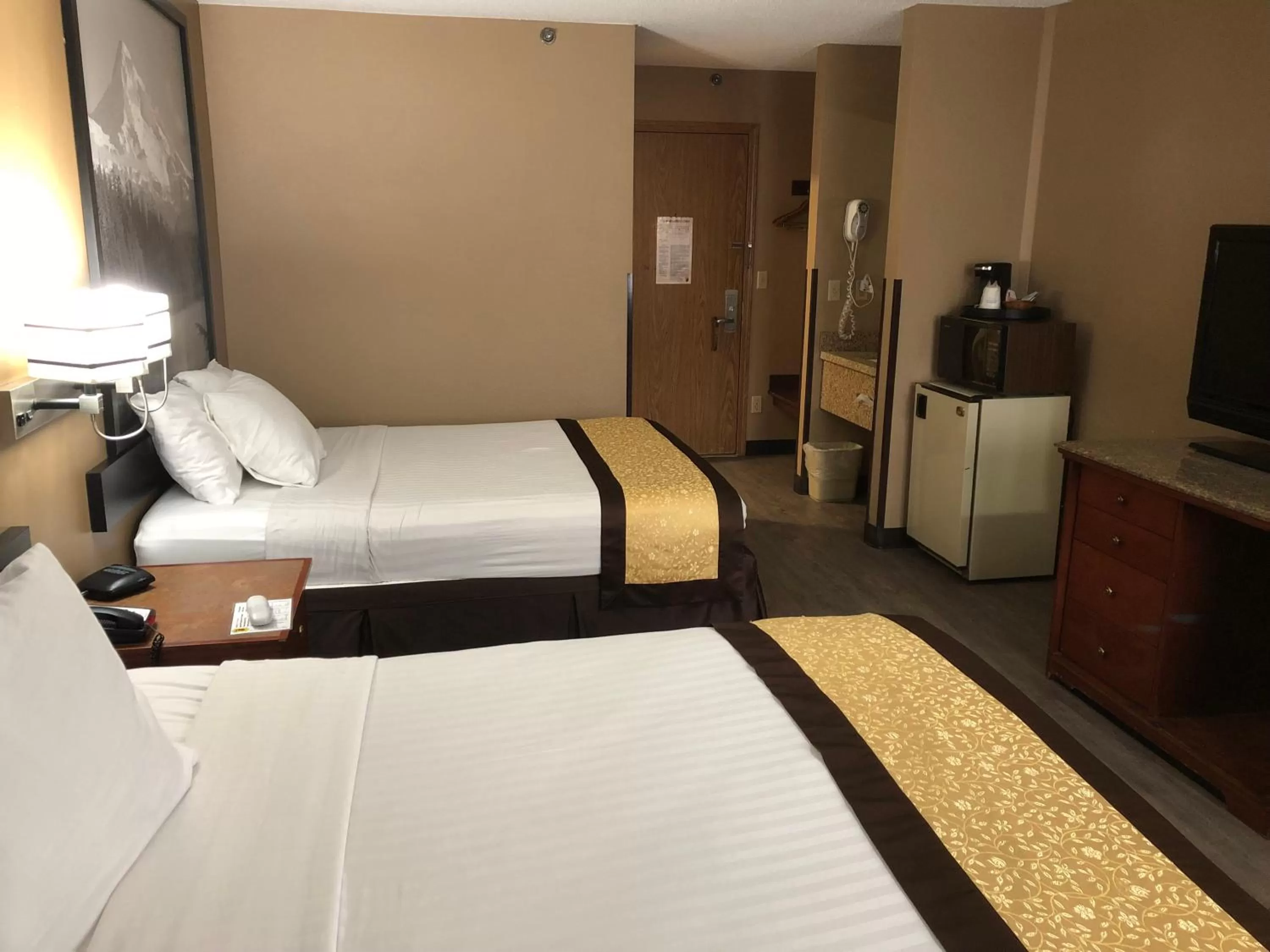 Photo of the whole room, Bed in Super 8 by Wyndham Baker City
