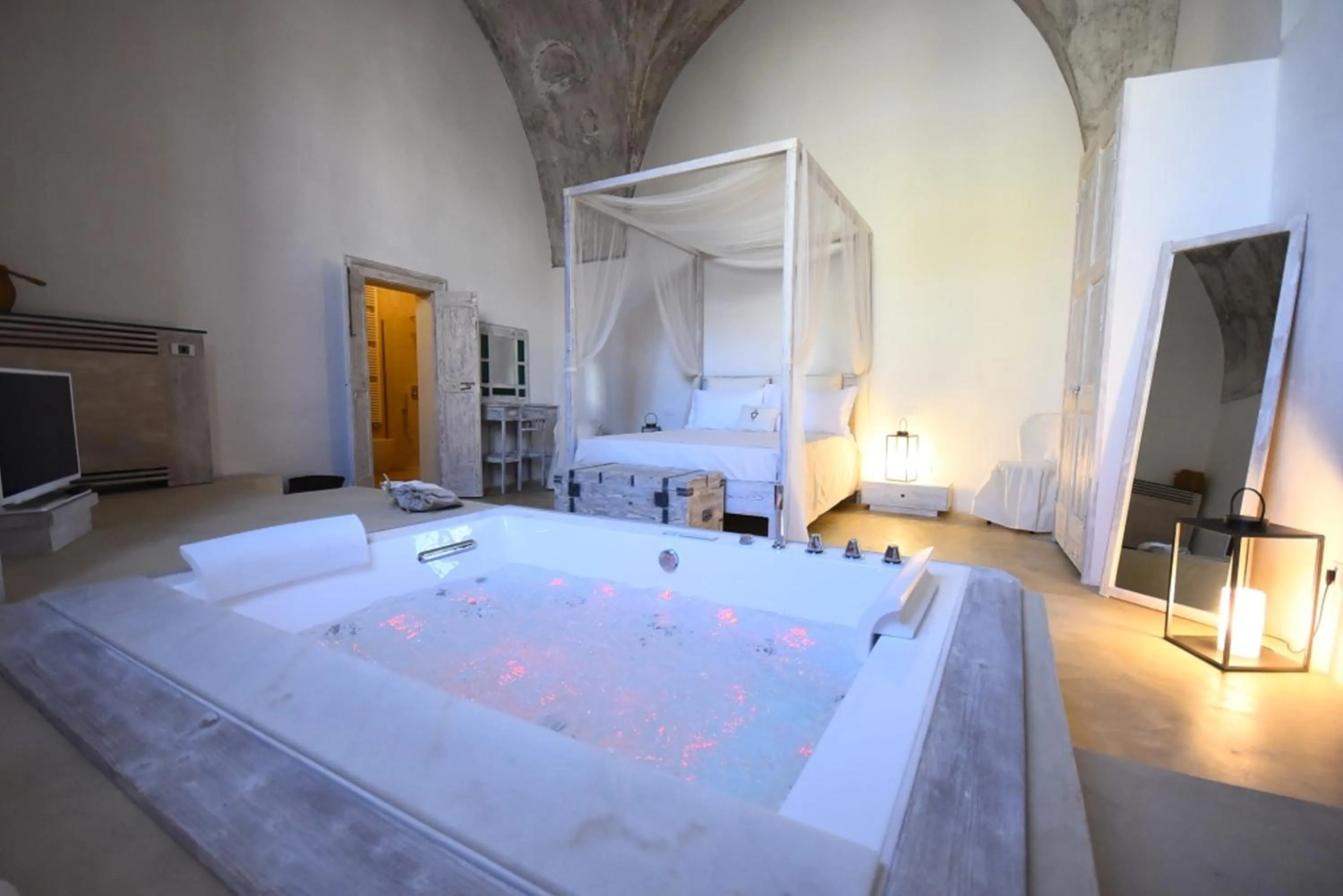 Hot Tub, Bed in Palazzo Castriota