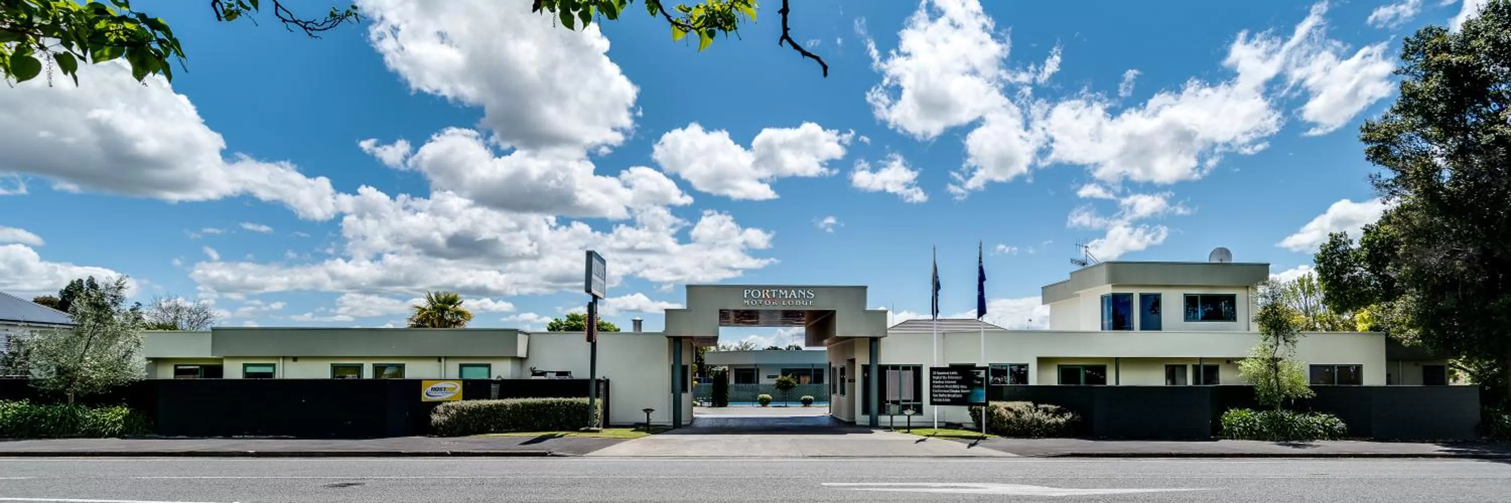 Facade/entrance in Portmans Motor Lodge