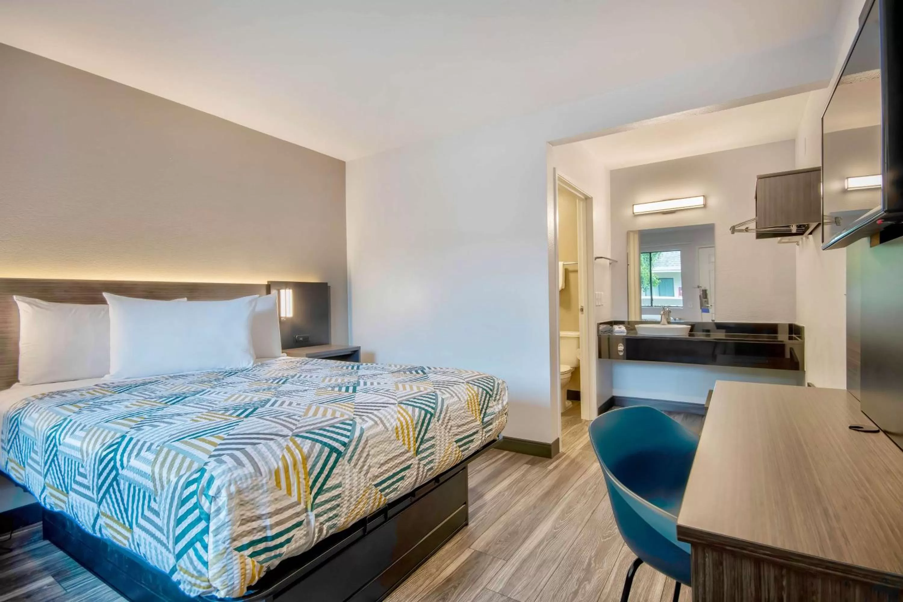 Property building, Bed in Motel 6-Marina, CA - Monterey