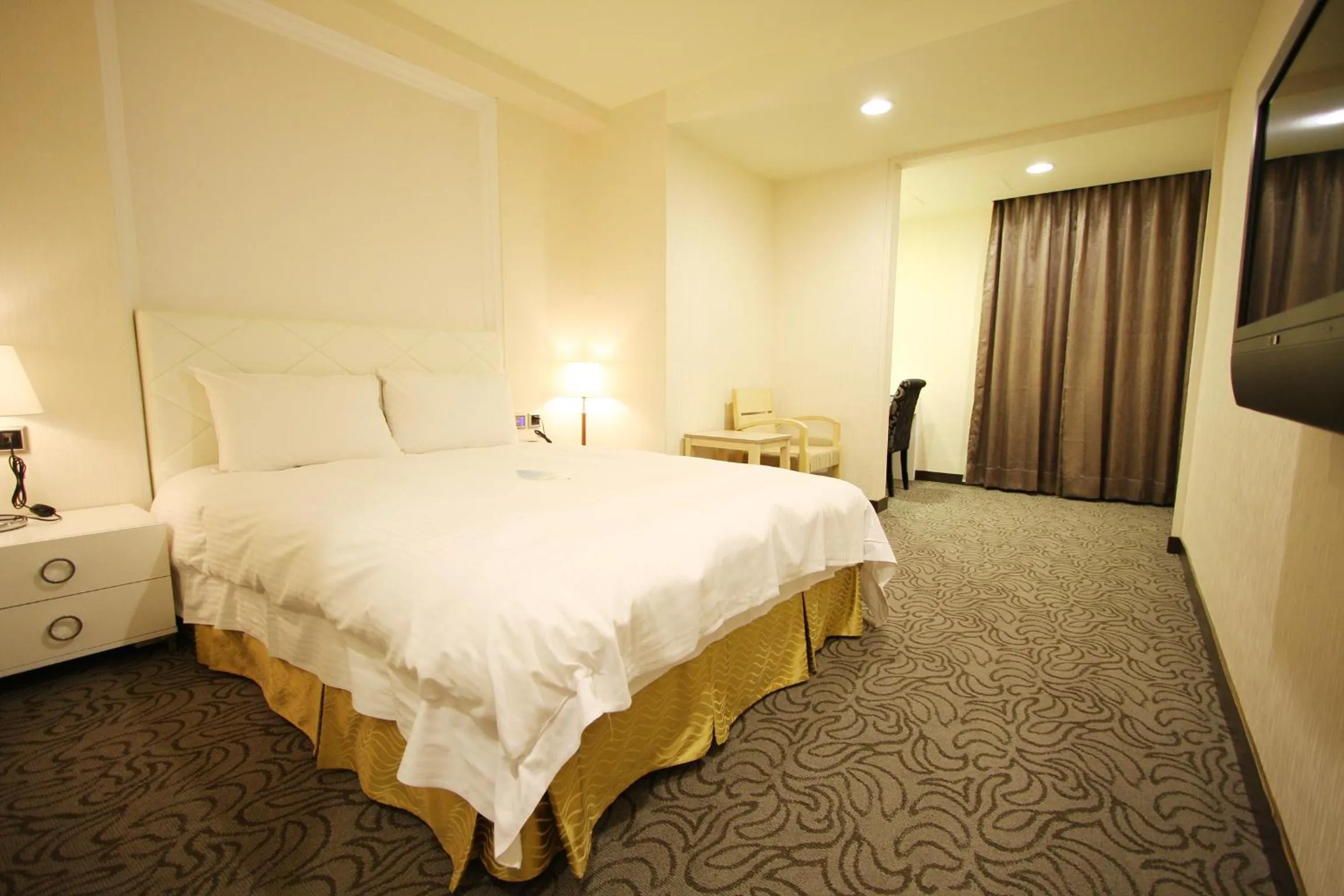 Photo of the whole room, Bed in Grand Earl Hotel