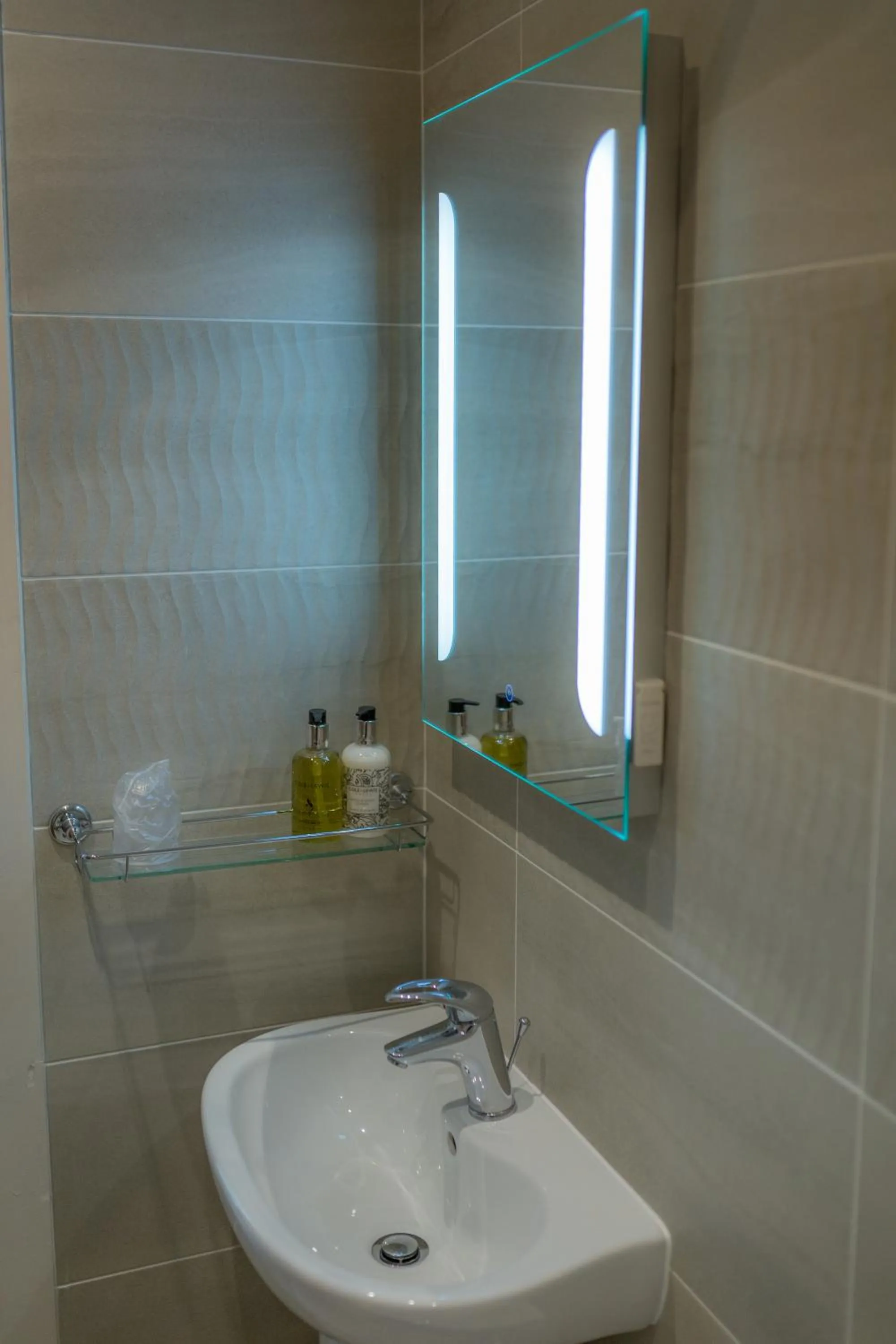 Bathroom in Best Western Sysonby Knoll Hotel