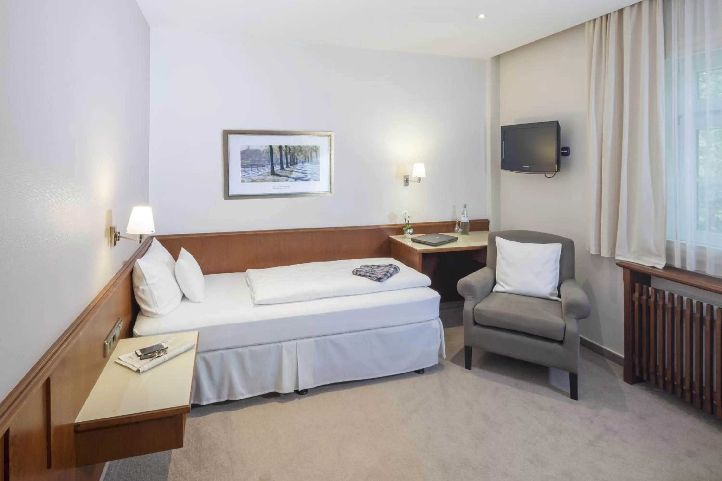 Photo of the whole room, Bed in Niemeyers Romantik Posthotel