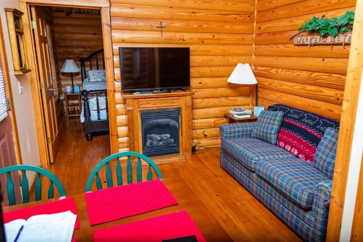 TV and multimedia in Mountain Aire Cottages, Inn, & Glamping