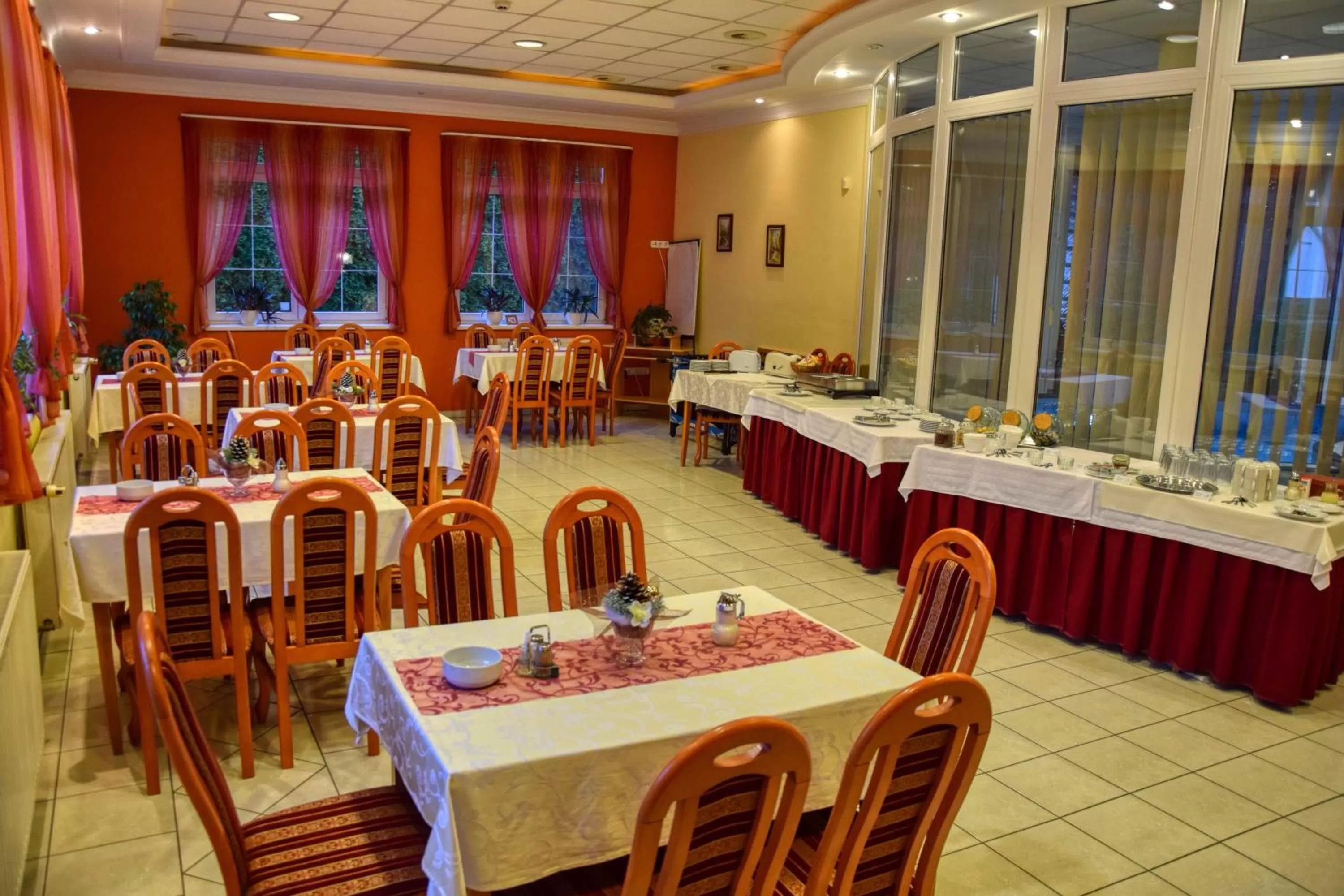 Restaurant/Places to Eat in Hotel Penta Lux