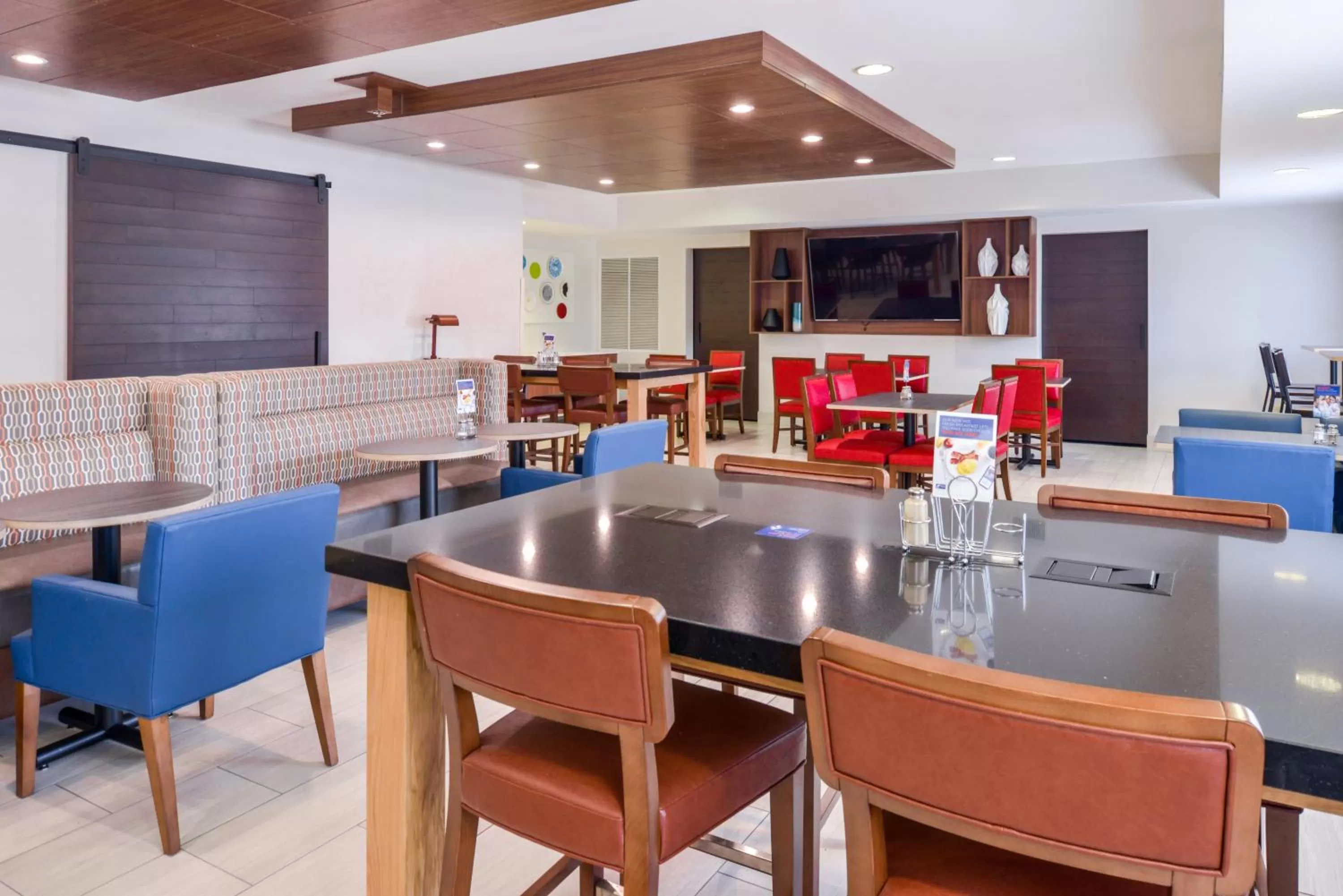 Breakfast in Holiday Inn Express Hotel & Suites Southfield - Detroit by IHG