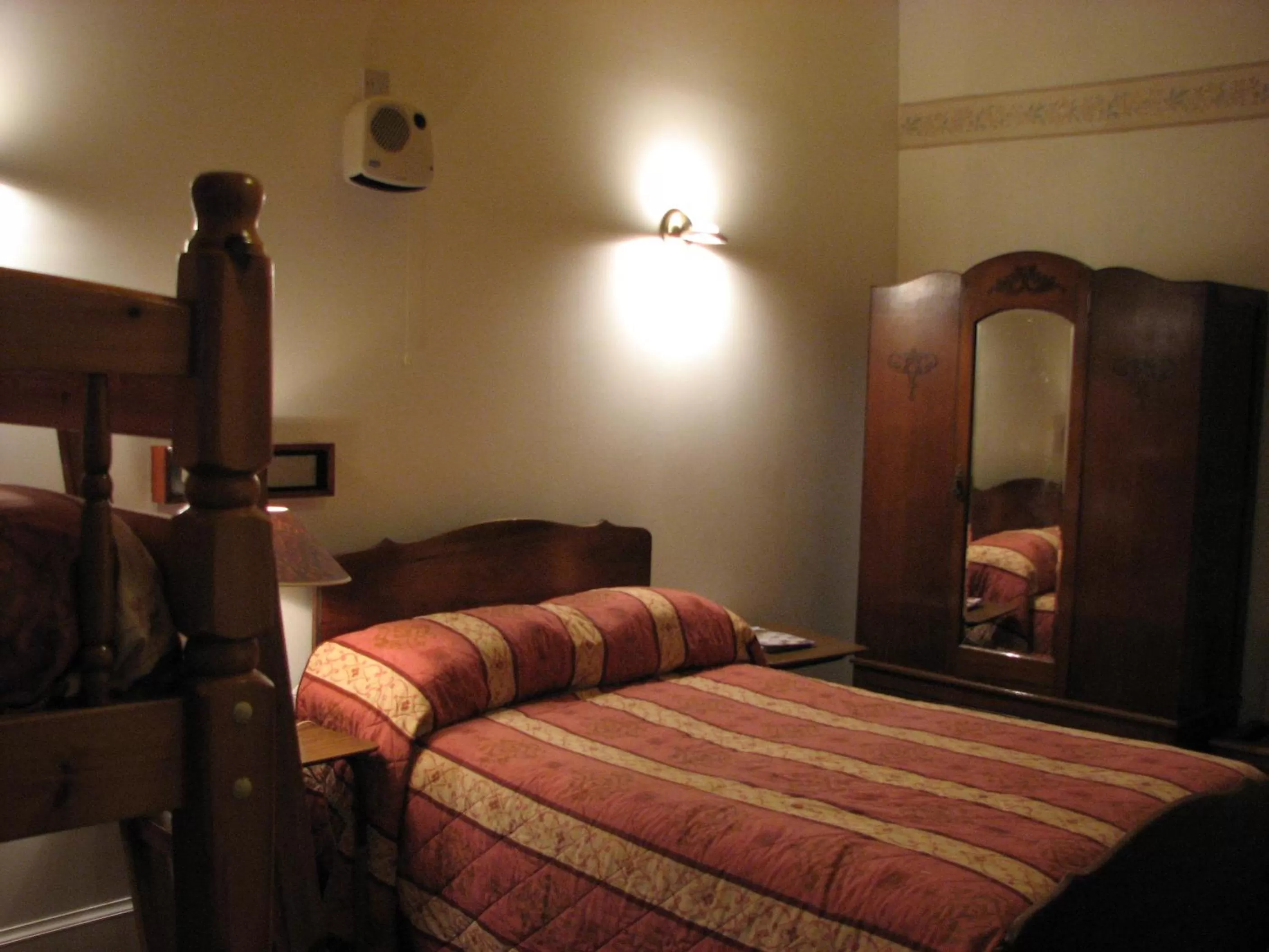 Bed in Lancaster Hotel