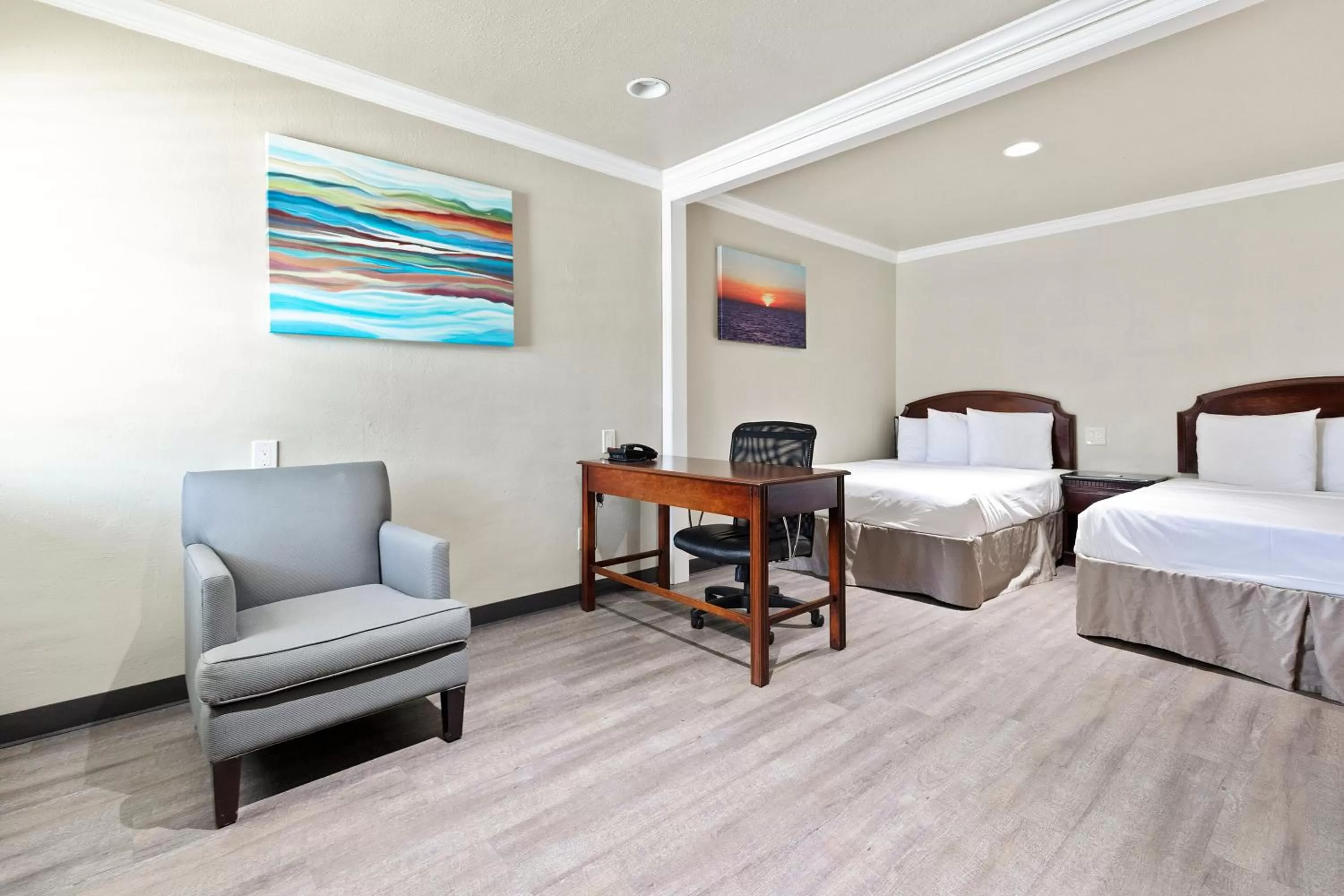 Bed in Le Blanc Inn & Suites