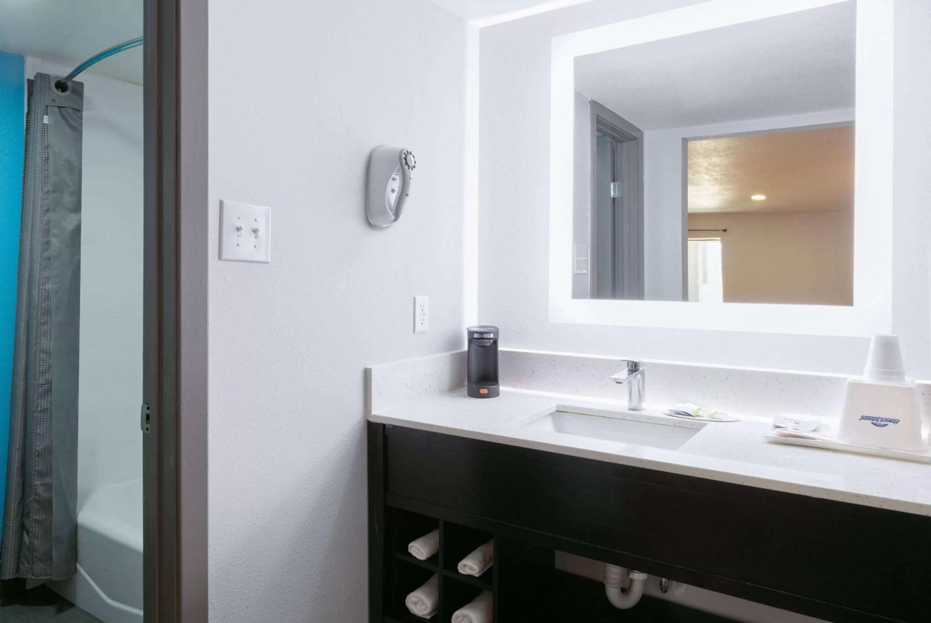 TV and multimedia in Howard Johnson by Wyndham San Marcos