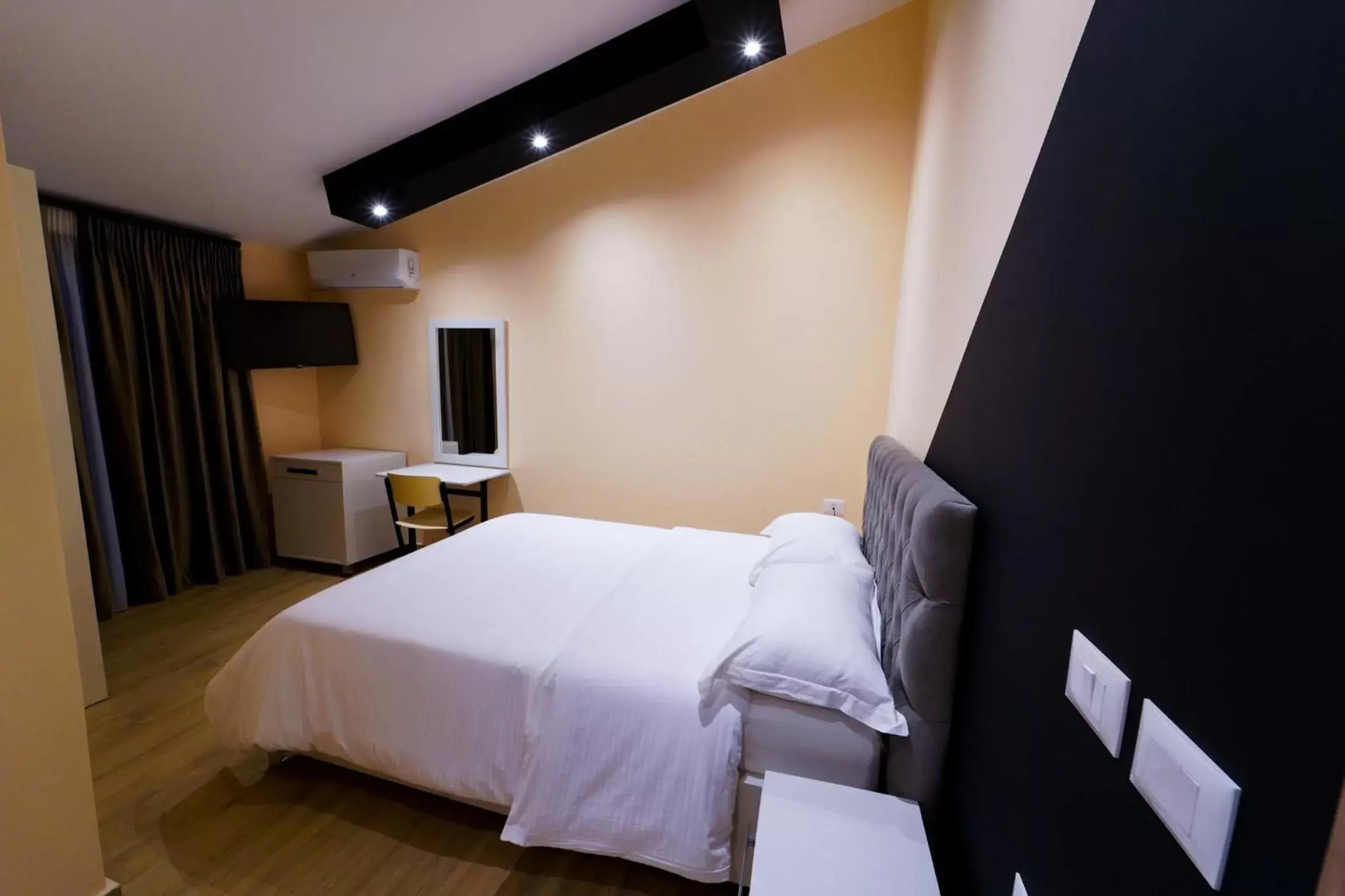 Deluxe Queen Room in SR99 Hotel Deluxe Queen Room in SR99 Hotel