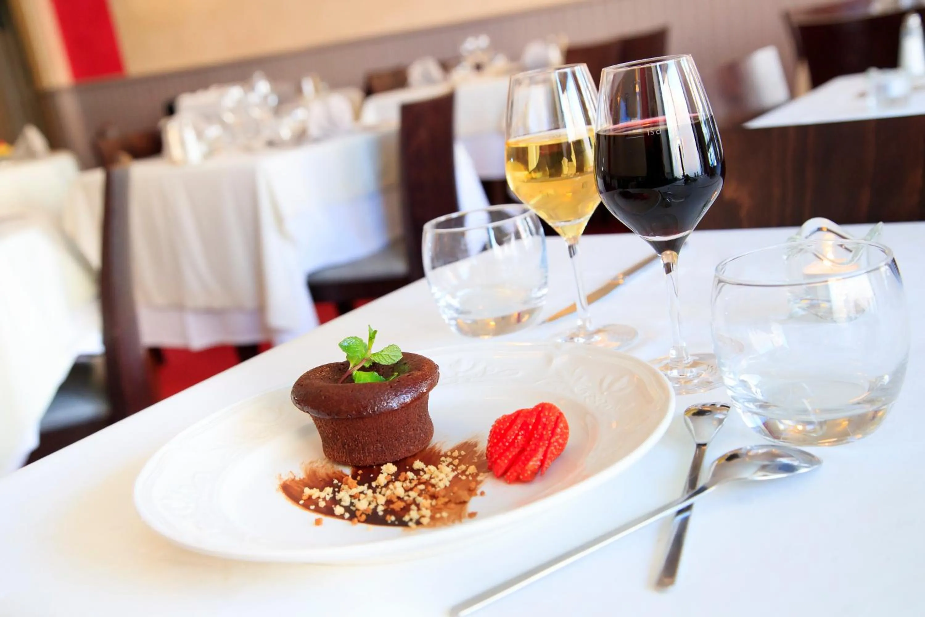 Restaurant/places to eat in Logis Hotel & Restaurant de la Basilique