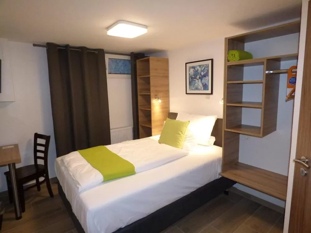 View (from property/room), Bed in Hotel Art Inn Dinslaken