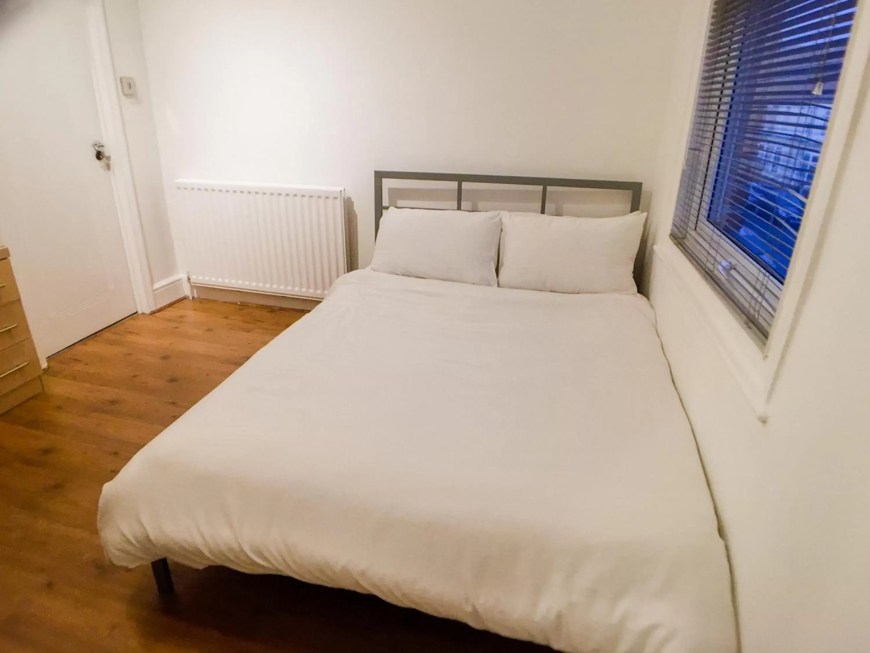 Double Room with Private Bathroom in OutRam 26 Double Room with Private Bathroom in OutRam 26