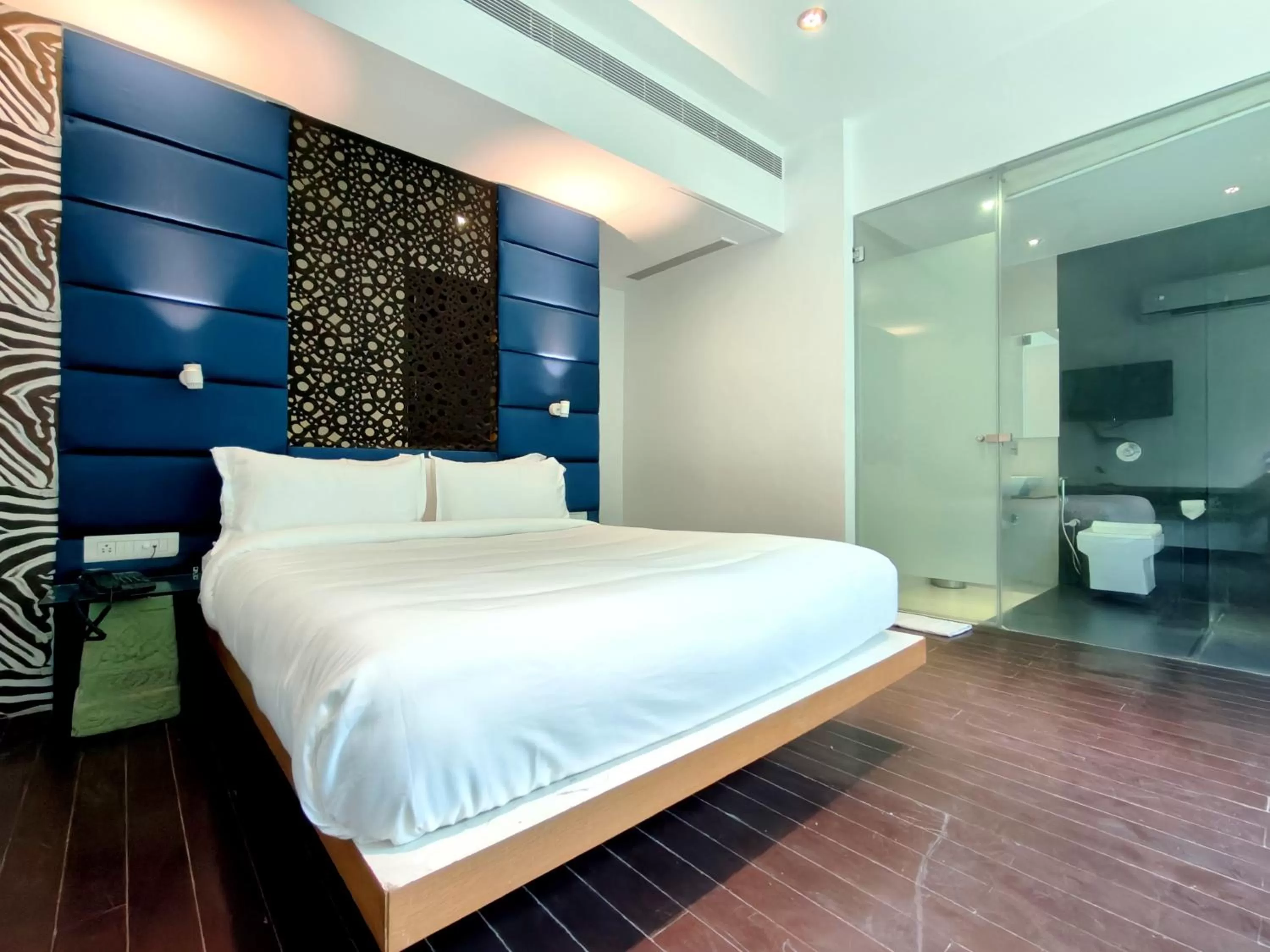 Photo of the whole room, Bed in The Sky Imperial Hotel Yahvi