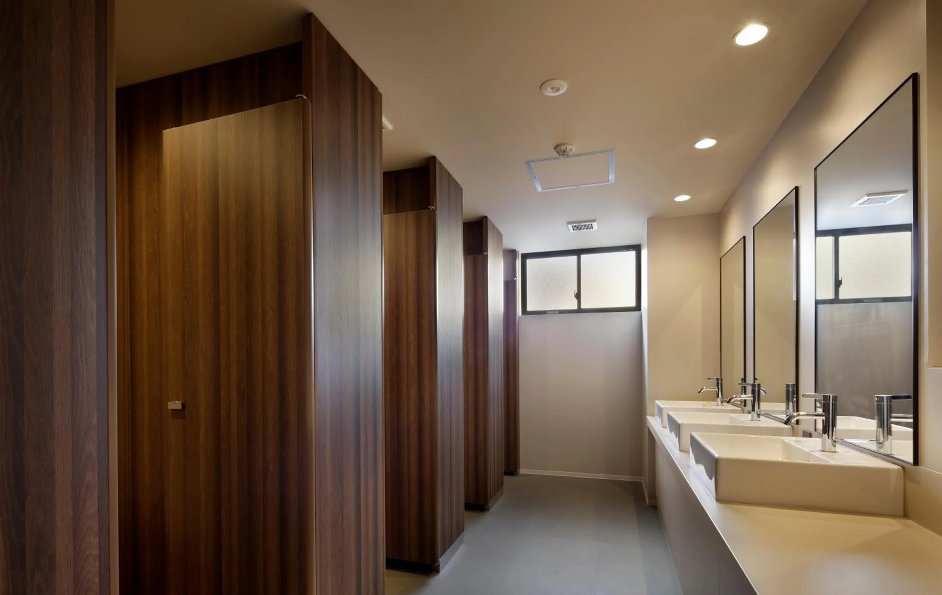 Toilet in Piece Hostel Sanjo