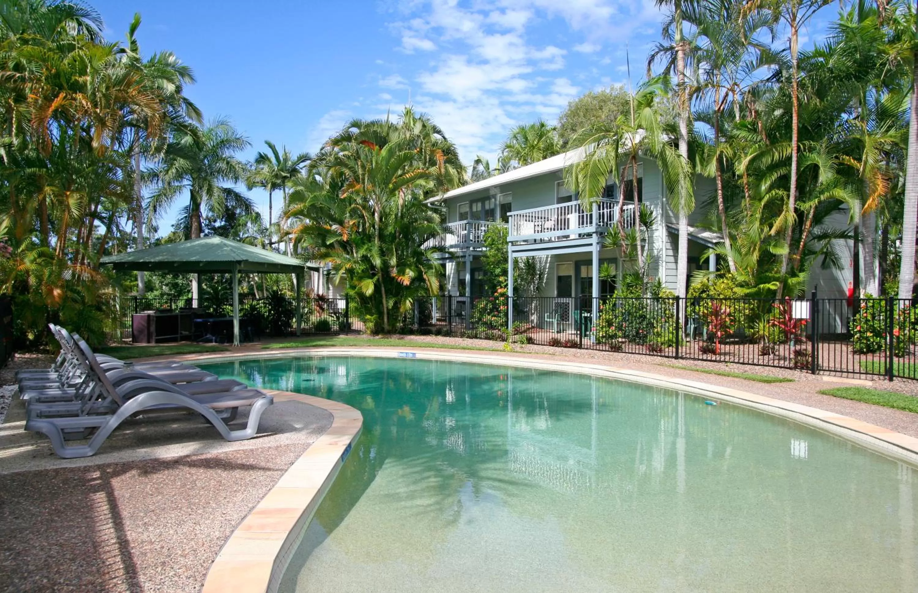 Property building in Coral Beach Noosa Resort