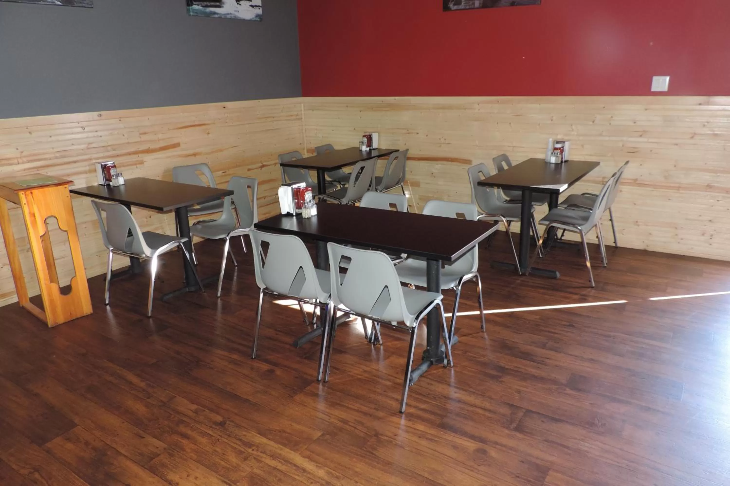 Restaurant/places to eat in North 99 Motel