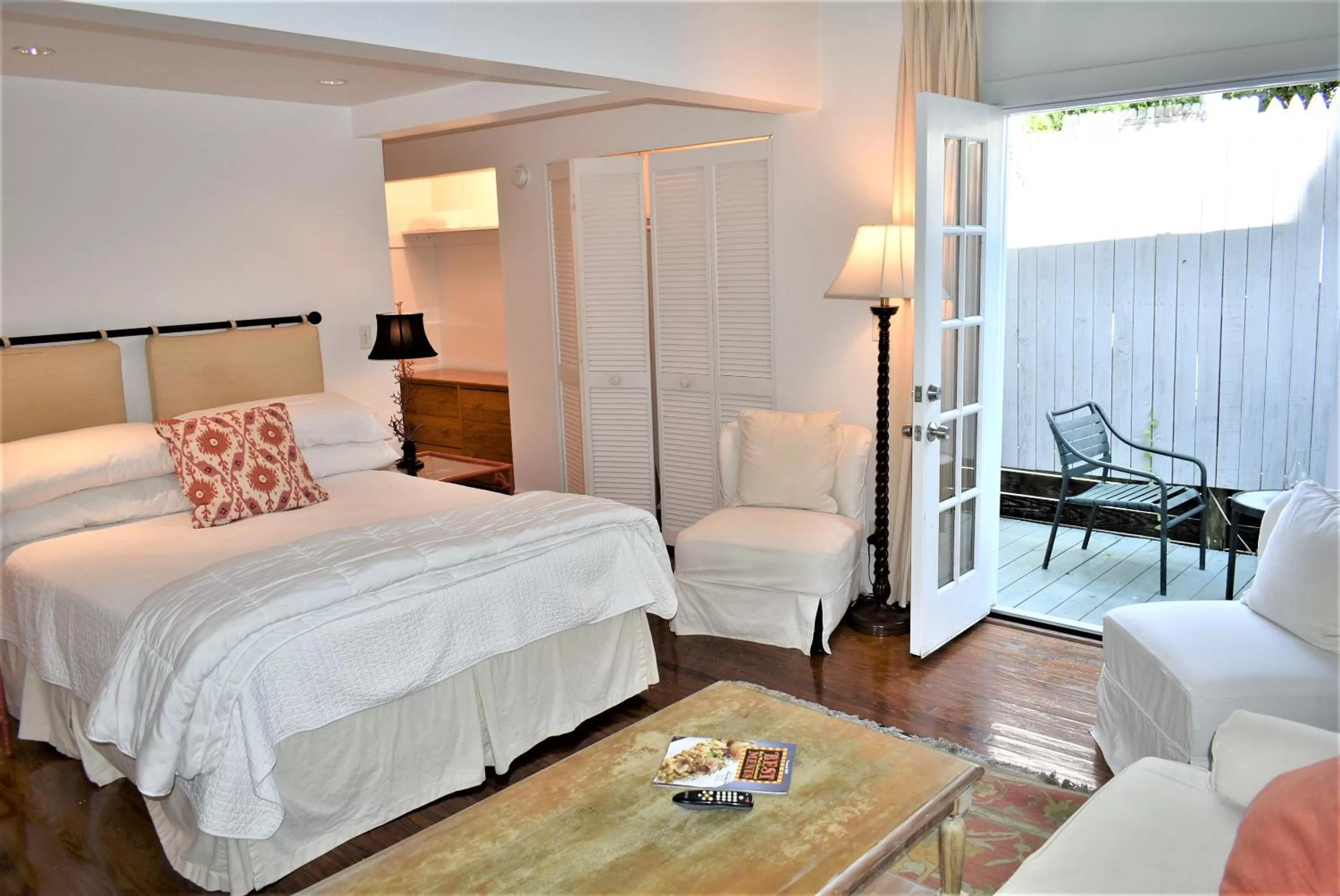 Bed in Simonton Court Historic Inn & Cottages