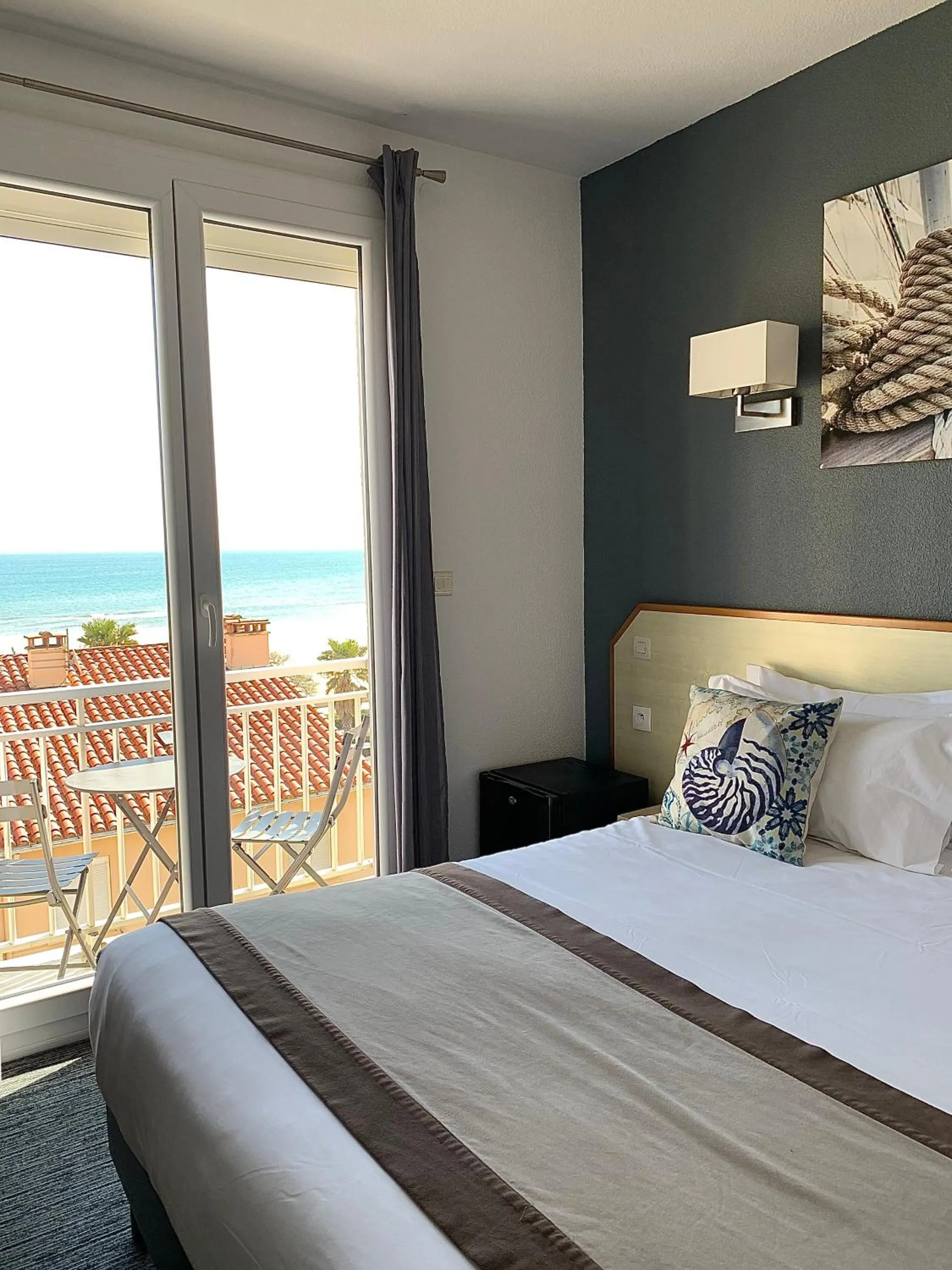 Bed in Le Regina Hôtel et restaurant Canet-plage