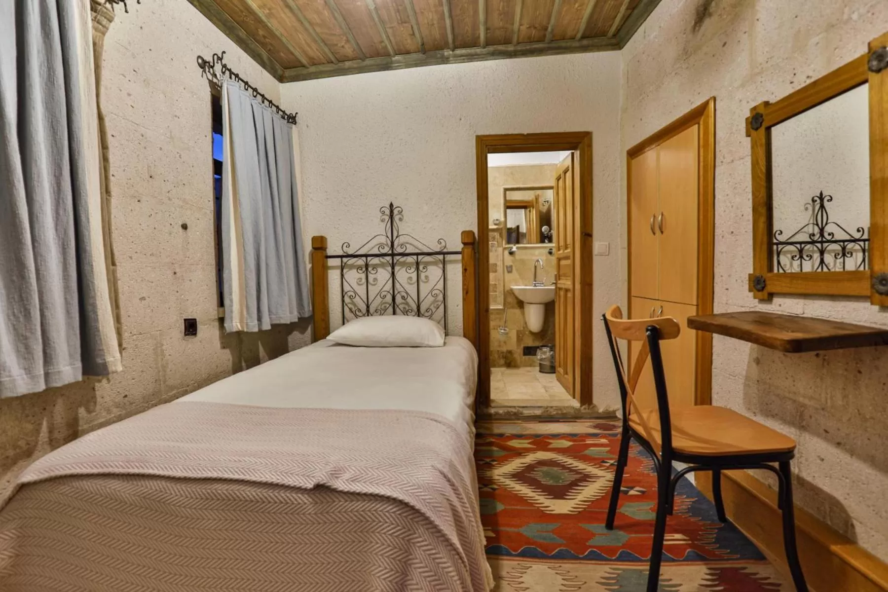 Photo of the whole room, Bed in Kookaburra Hotel