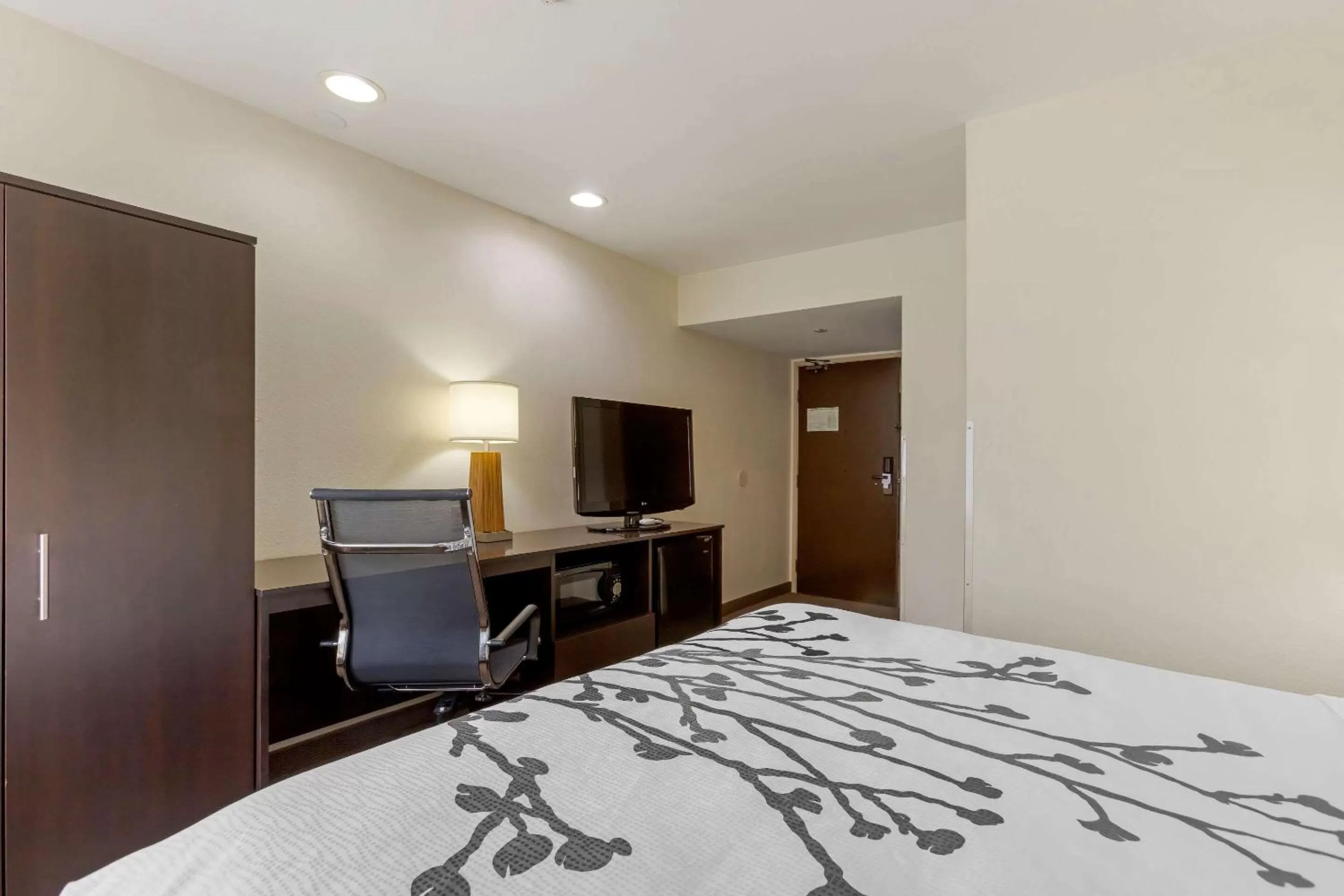 Bedroom, Bed in Sleep Inn Ontario